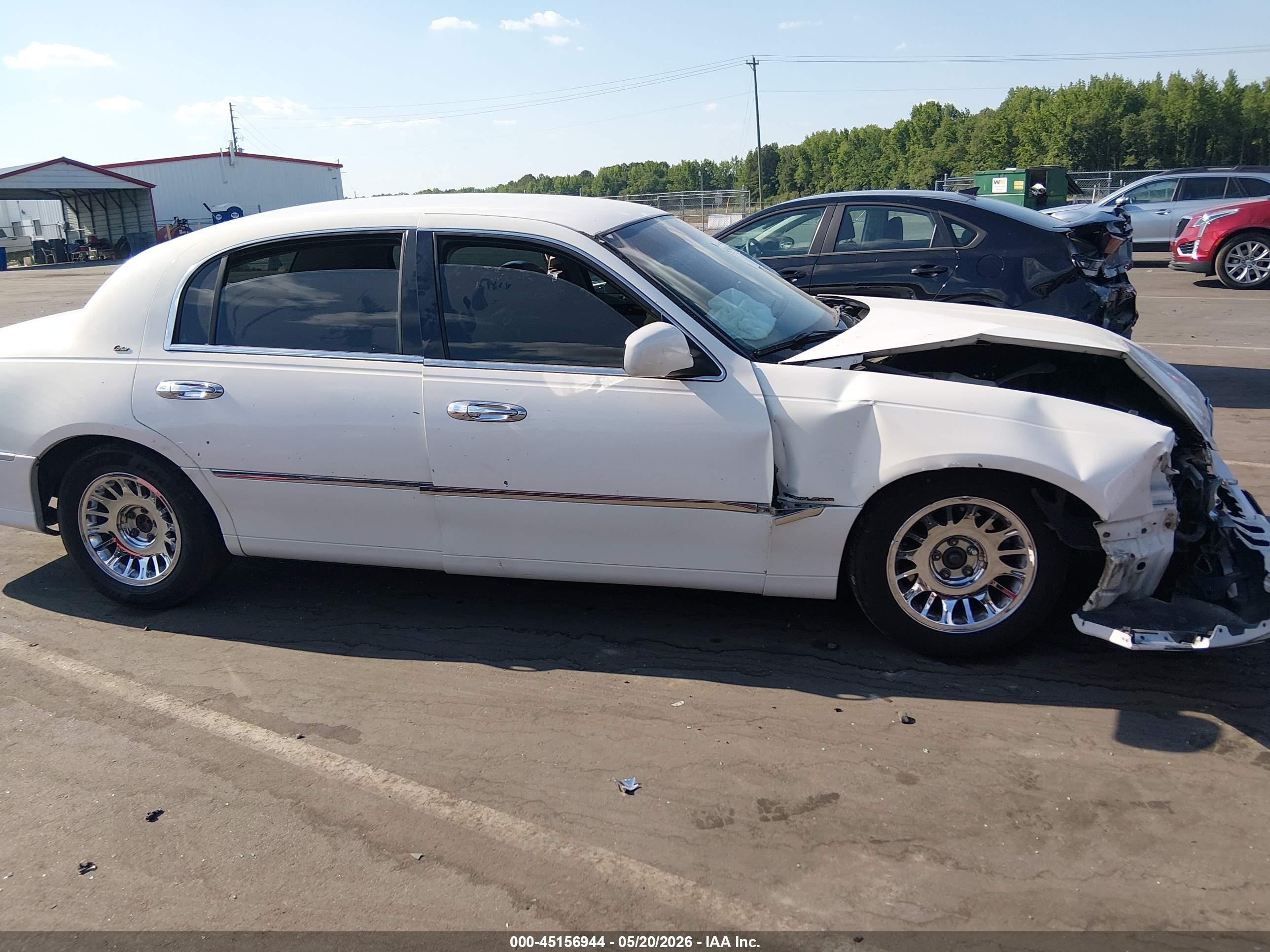2000 Lincoln Town Car Cartier White vin: 1LNHM83W3YY884322