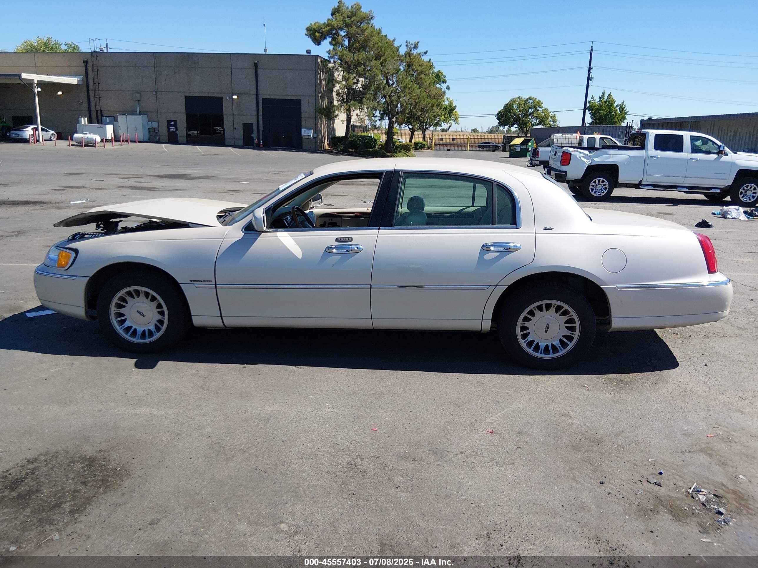 2001 Lincoln Town Car Cartier Beige vin: 1LNHM83W41Y609855