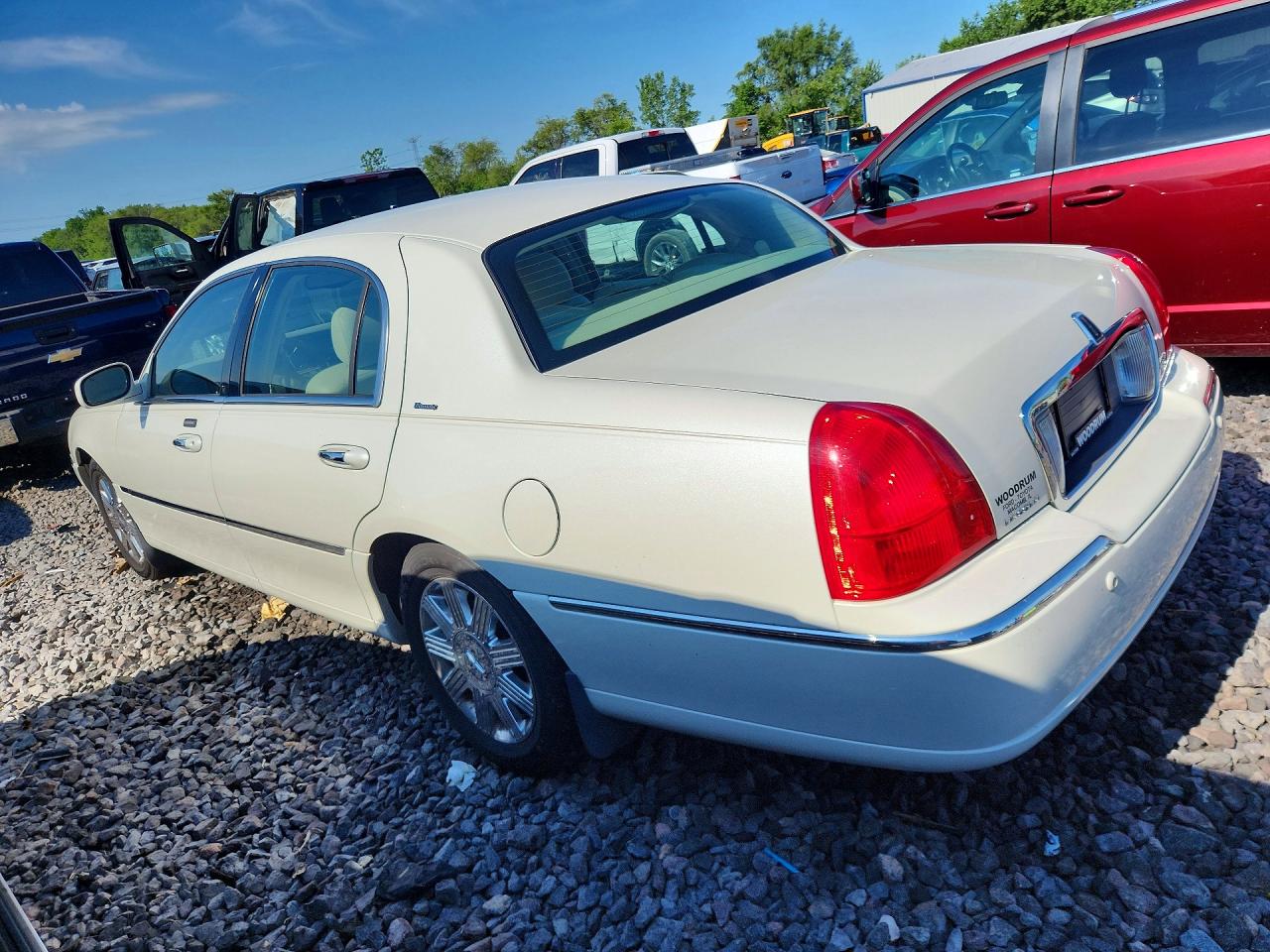 2004 Lincoln Town Car Ultimate White vin: 1LNHM83W44Y679960