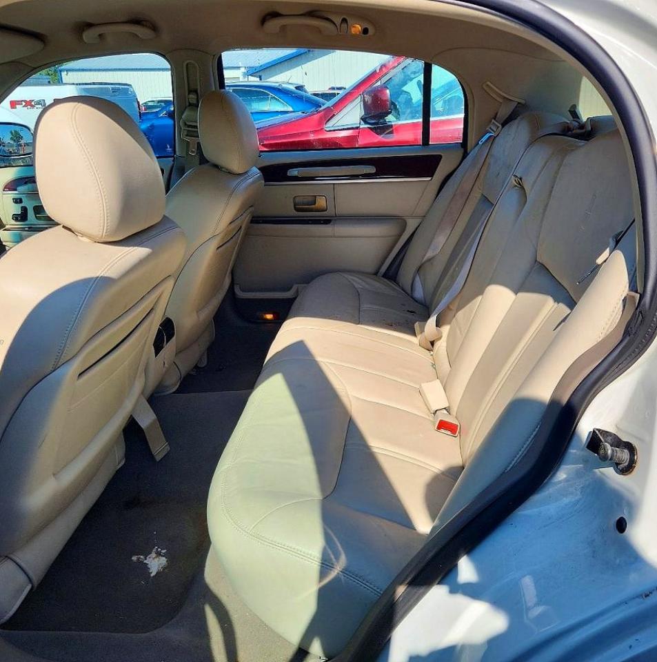 2004 Lincoln Town Car Ultimate White vin: 1LNHM83W44Y679960