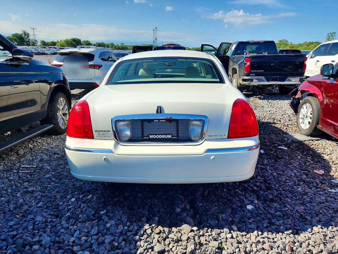 2004 Lincoln Town Car Ultimate White vin: 1LNHM83W44Y679960