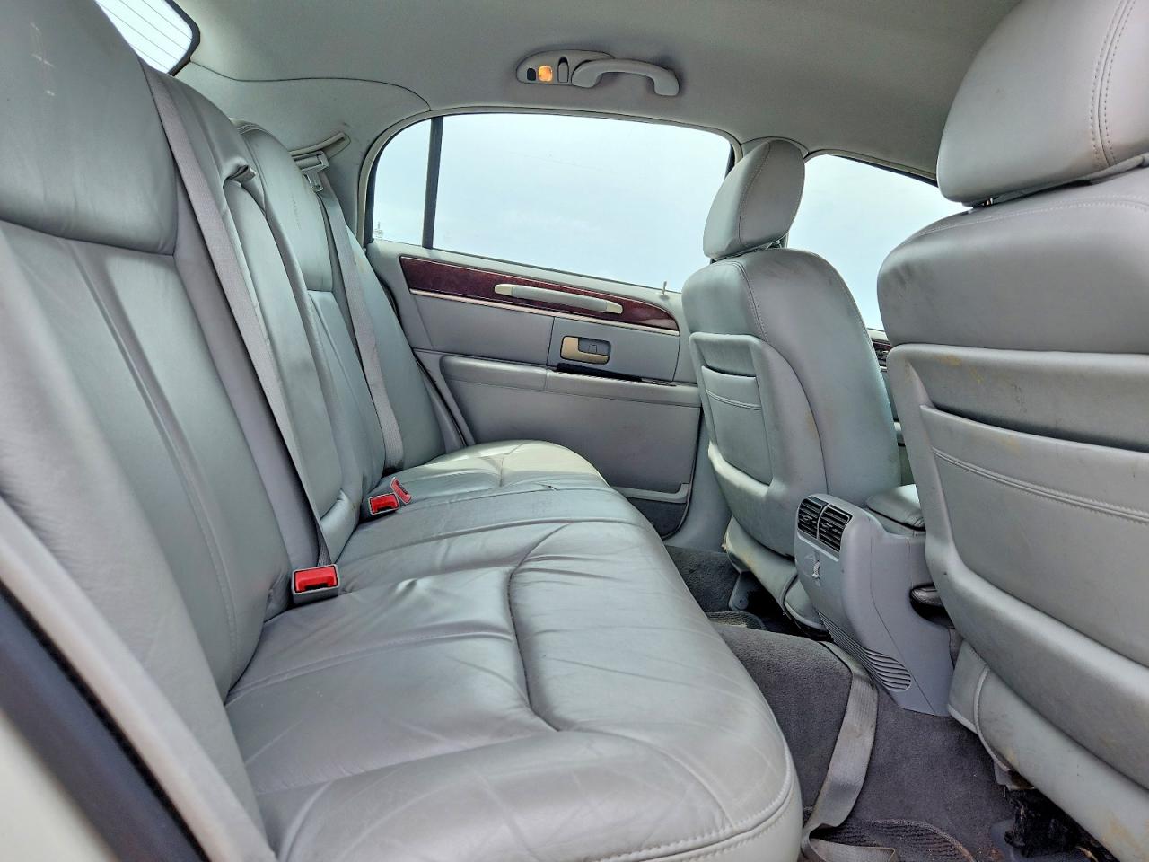 2004 Lincoln Town Car Ultimate White vin: 1LNHM83W44Y680171