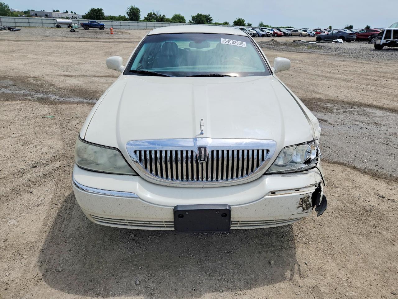 2004 Lincoln Town Car Ultimate White vin: 1LNHM83W44Y680171