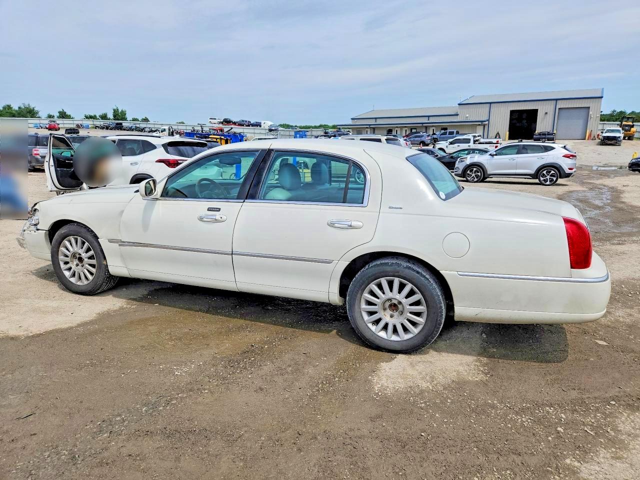 2004 Lincoln Town Car Ultimate White vin: 1LNHM83W44Y680171