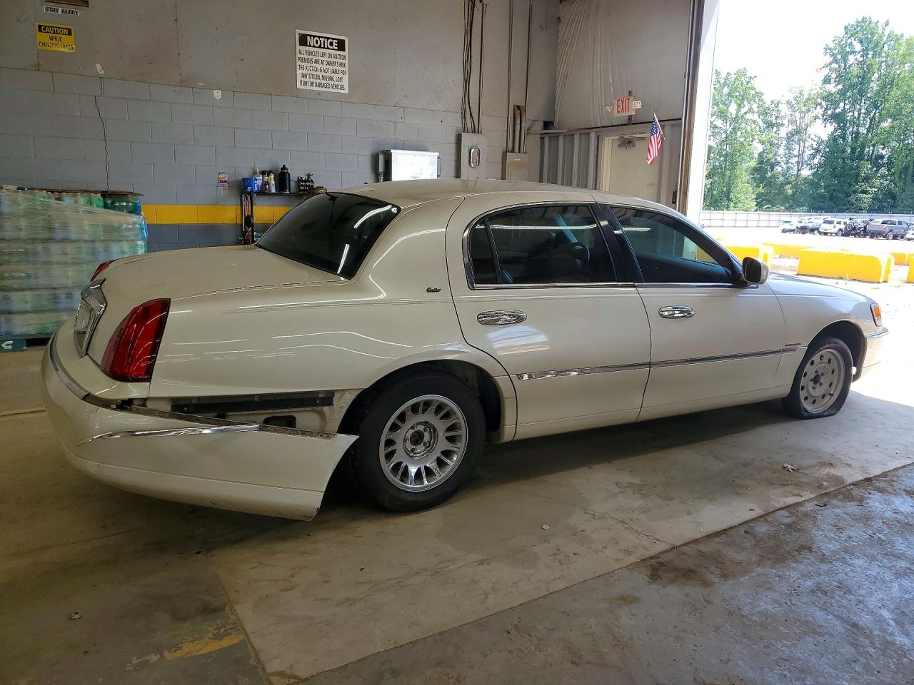 1999 Lincoln Town Car Cartier Cream vin: 1LNHM83W4XY622002