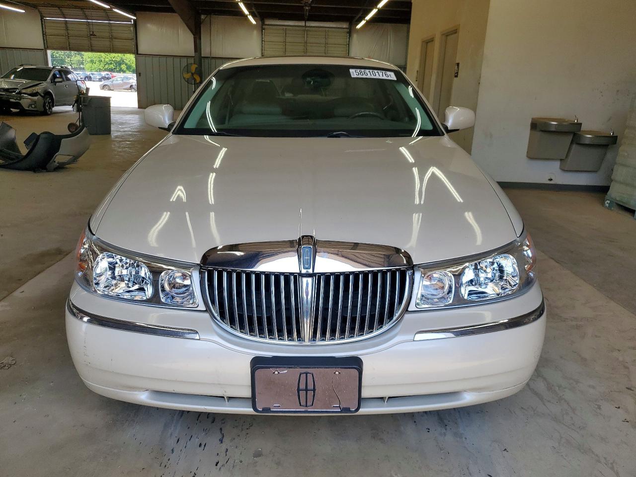 1999 Lincoln Town Car Cartier Cream vin: 1LNHM83W4XY622002