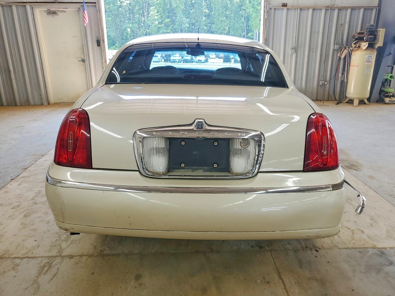 1999 Lincoln Town Car Cartier Cream vin: 1LNHM83W4XY622002