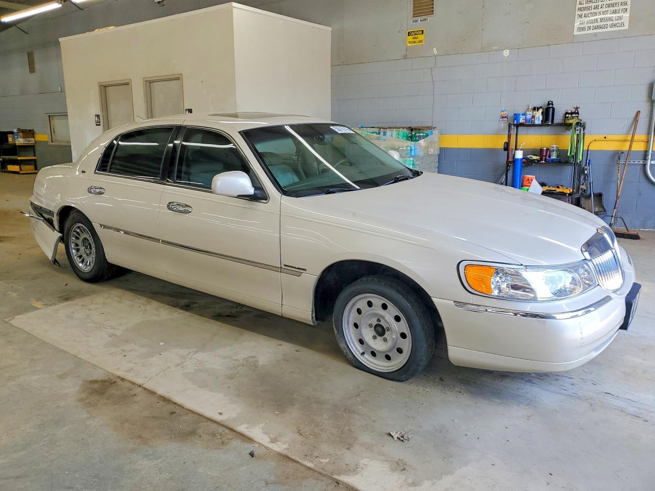 1999 Lincoln Town Car Cartier Cream vin: 1LNHM83W4XY622002