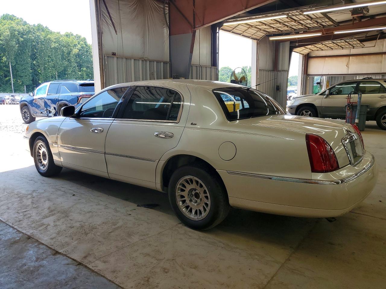 1999 Lincoln Town Car Cartier Cream vin: 1LNHM83W4XY622002