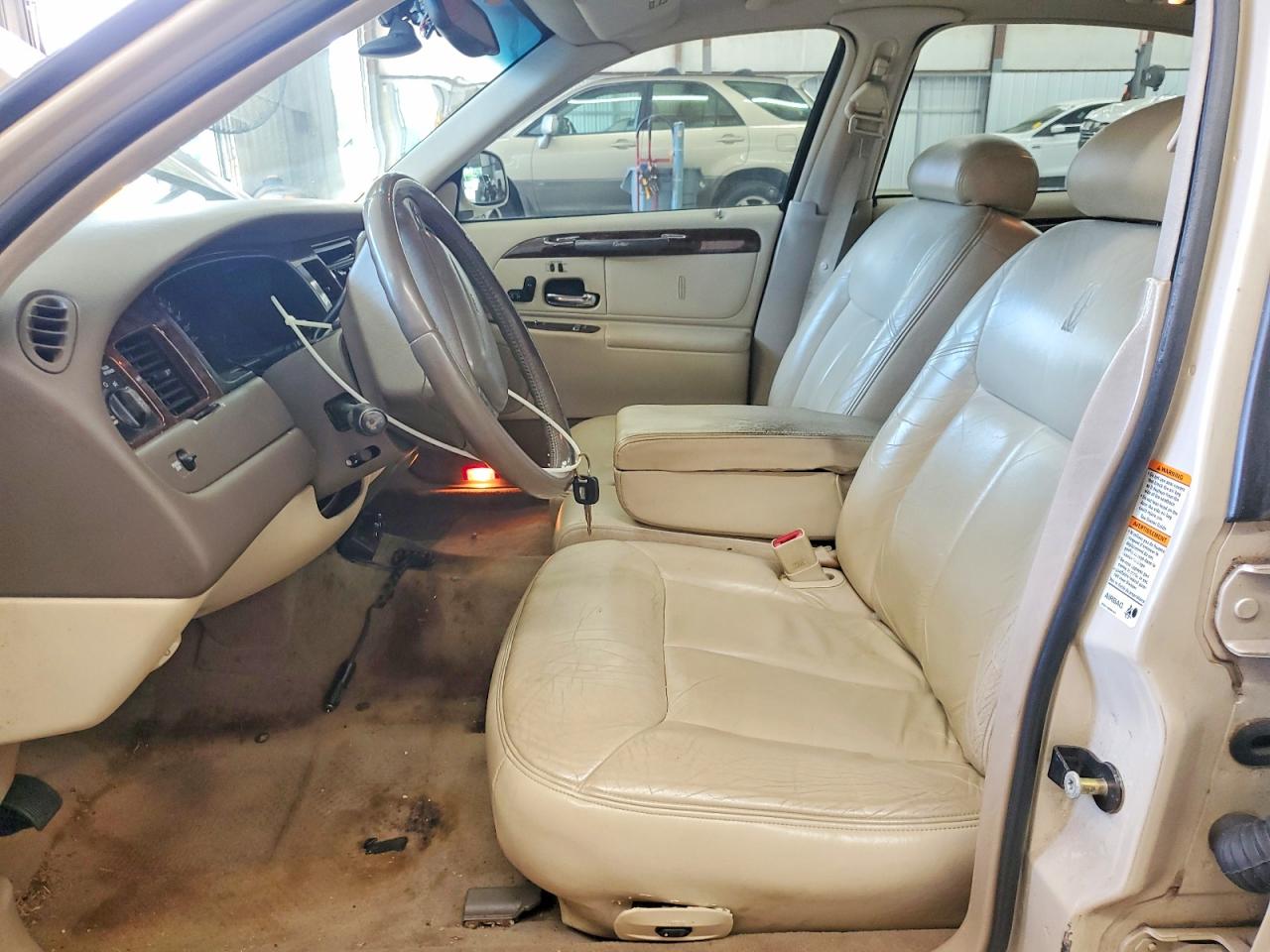 1999 Lincoln Town Car Cartier Cream vin: 1LNHM83W4XY622002