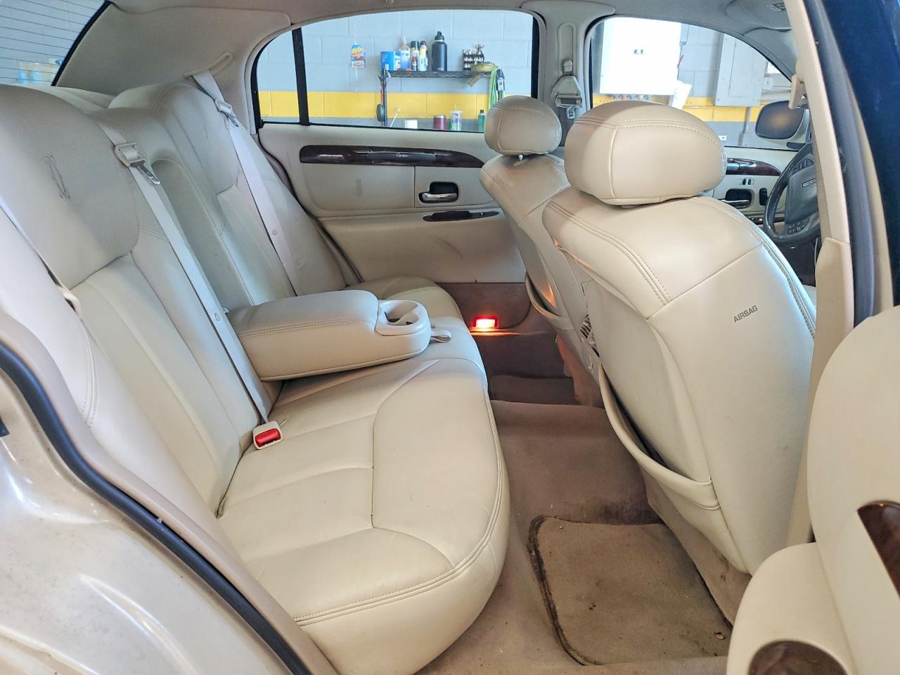1999 Lincoln Town Car Cartier Cream vin: 1LNHM83W4XY622002
