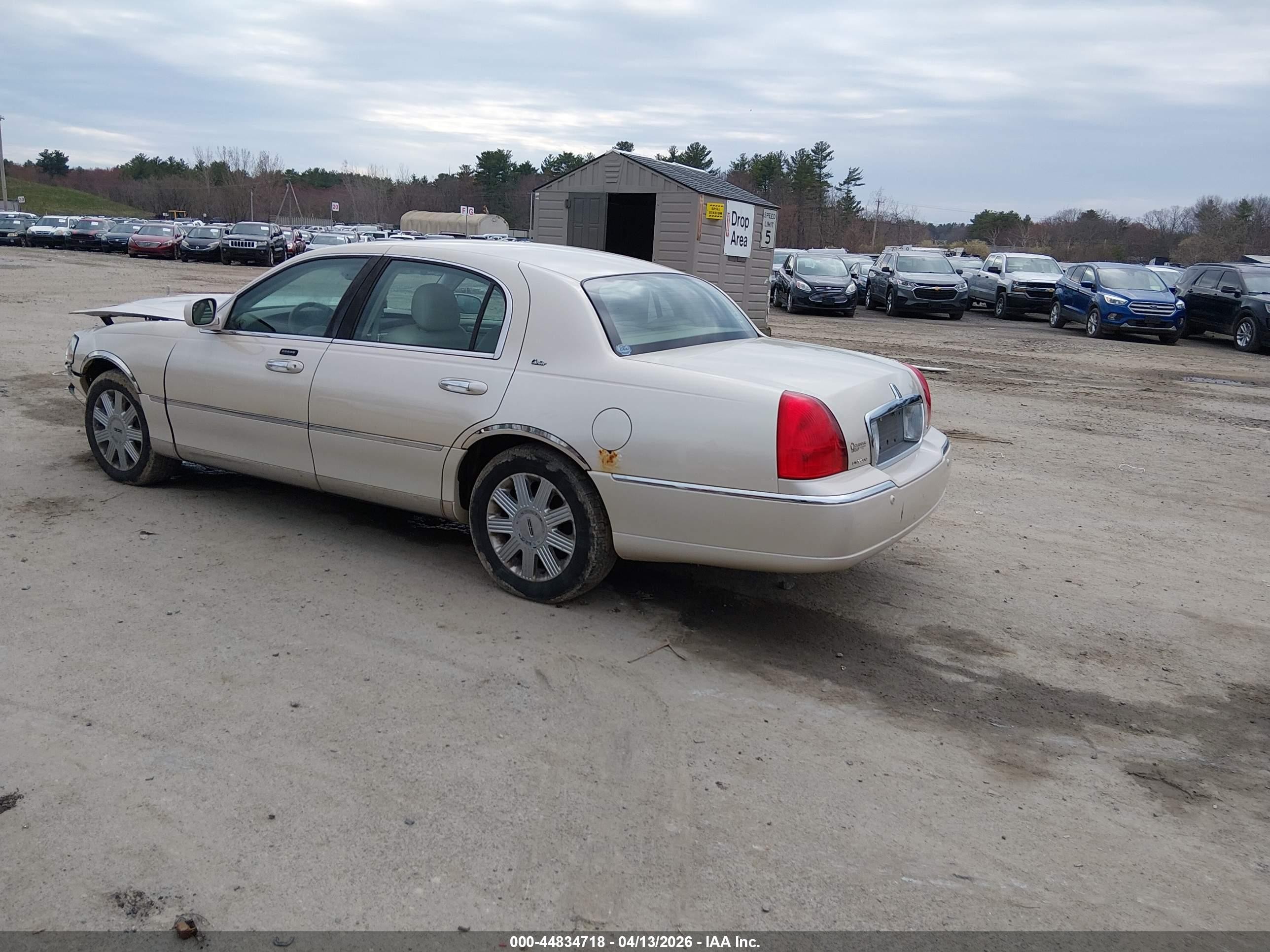 2003 Lincoln Town Car Cartier Beige vin: 1LNHM83W53Y600813