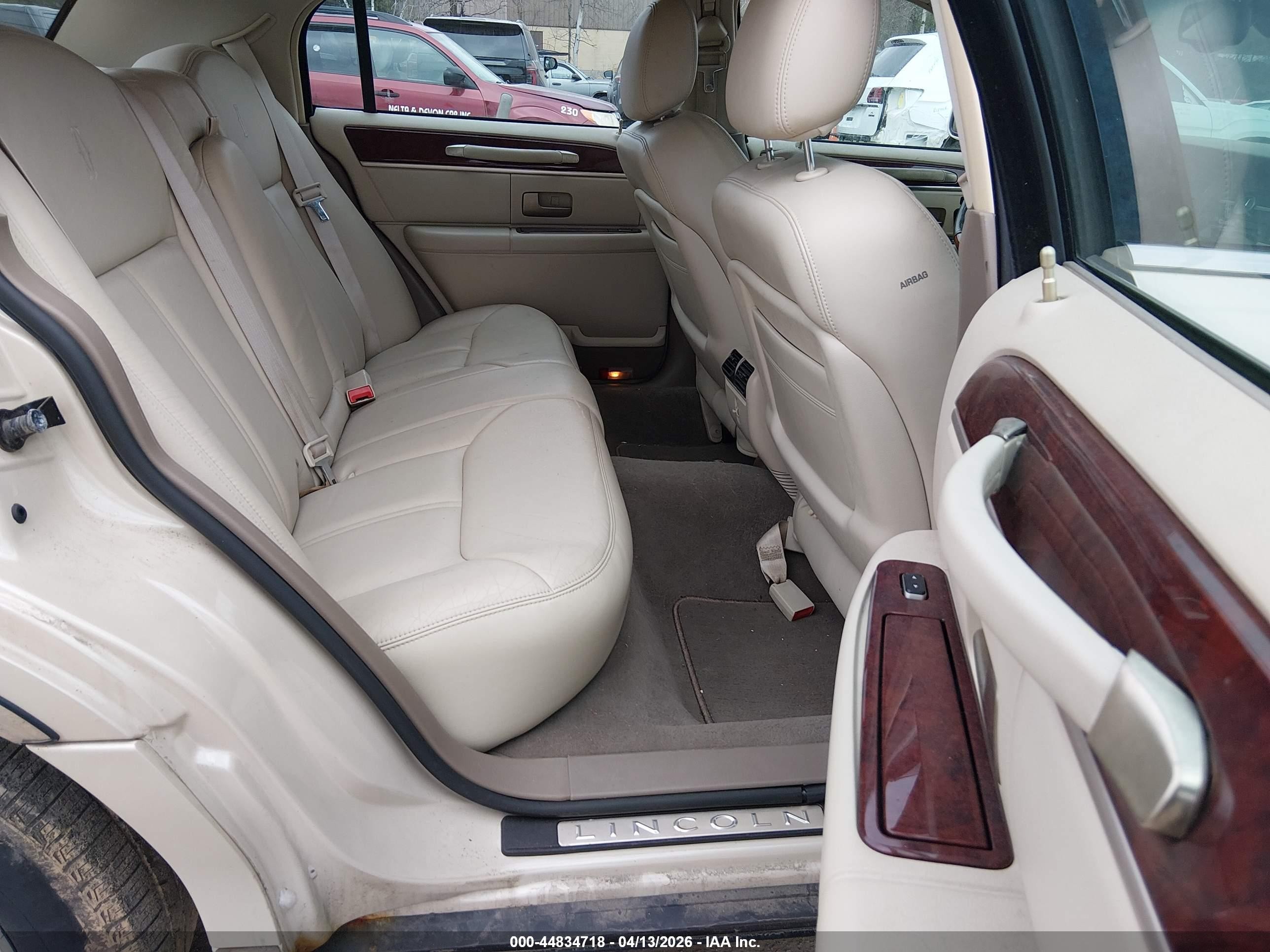 2003 Lincoln Town Car Cartier Beige vin: 1LNHM83W53Y600813