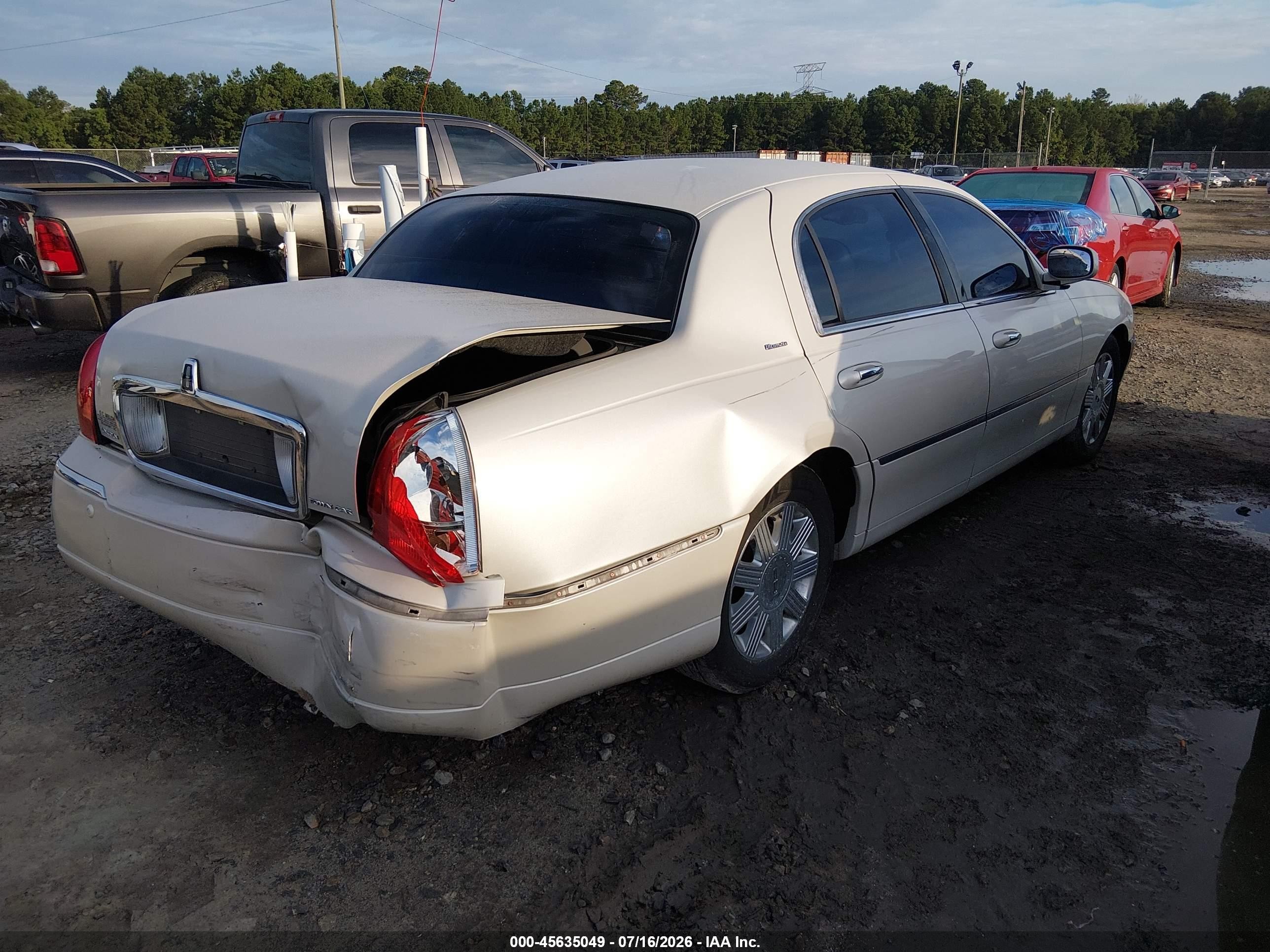 2004 Lincoln Town Car Ultimate Tan vin: 1LNHM83W54Y645042