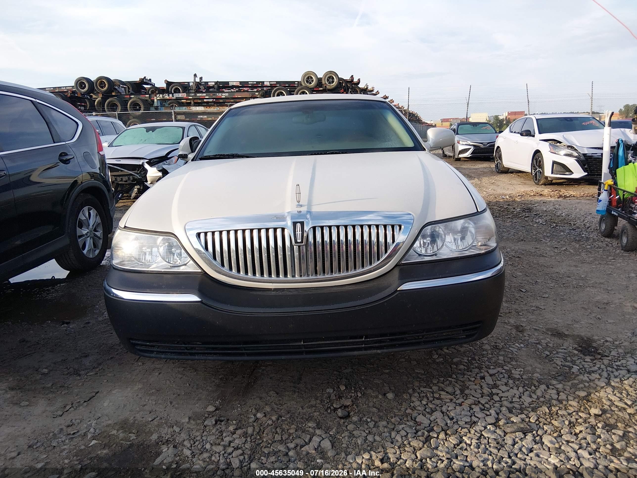 2004 Lincoln Town Car Ultimate Tan vin: 1LNHM83W54Y645042