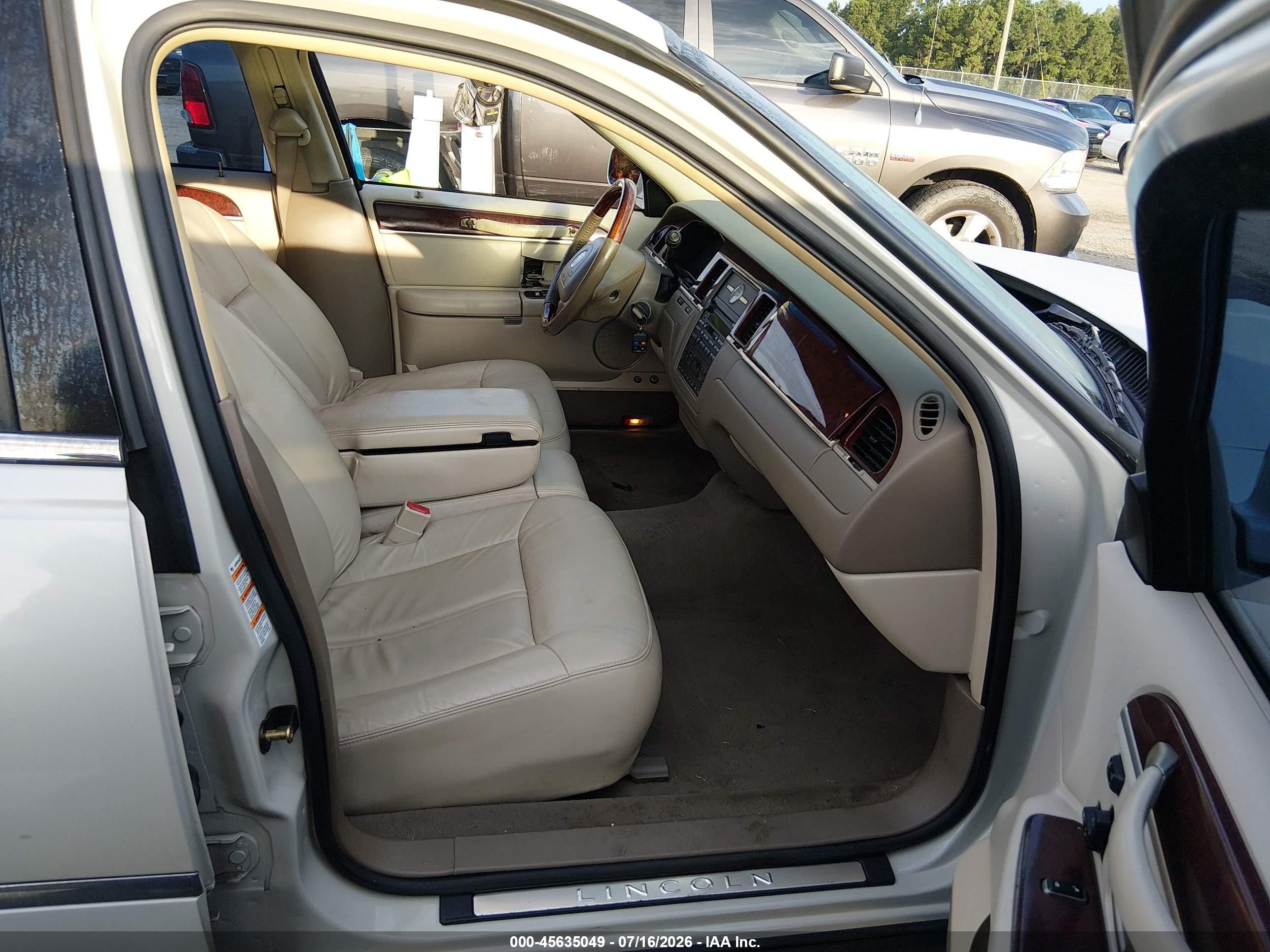 2004 Lincoln Town Car Ultimate Tan vin: 1LNHM83W54Y645042