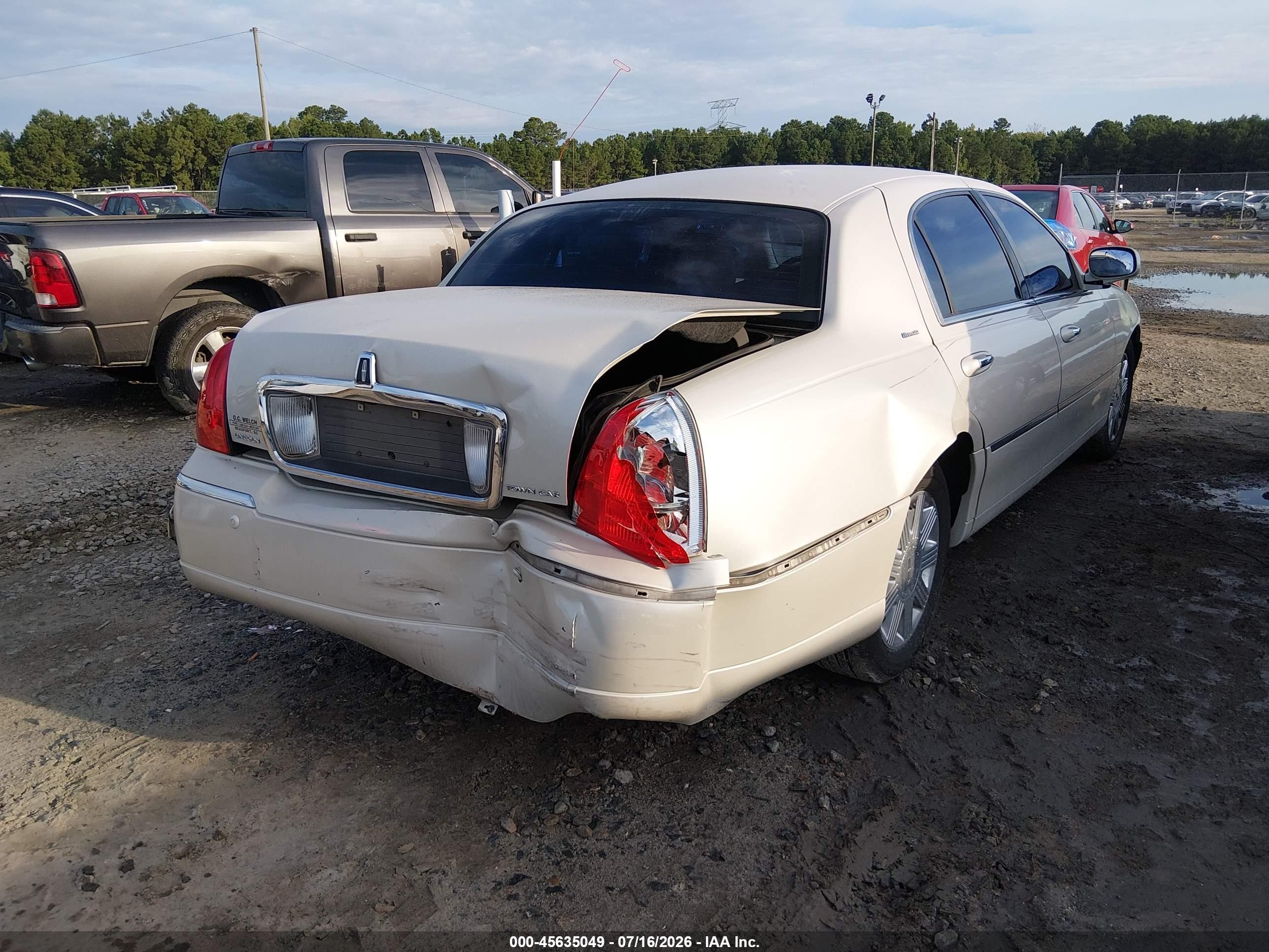 2004 Lincoln Town Car Ultimate Tan vin: 1LNHM83W54Y645042
