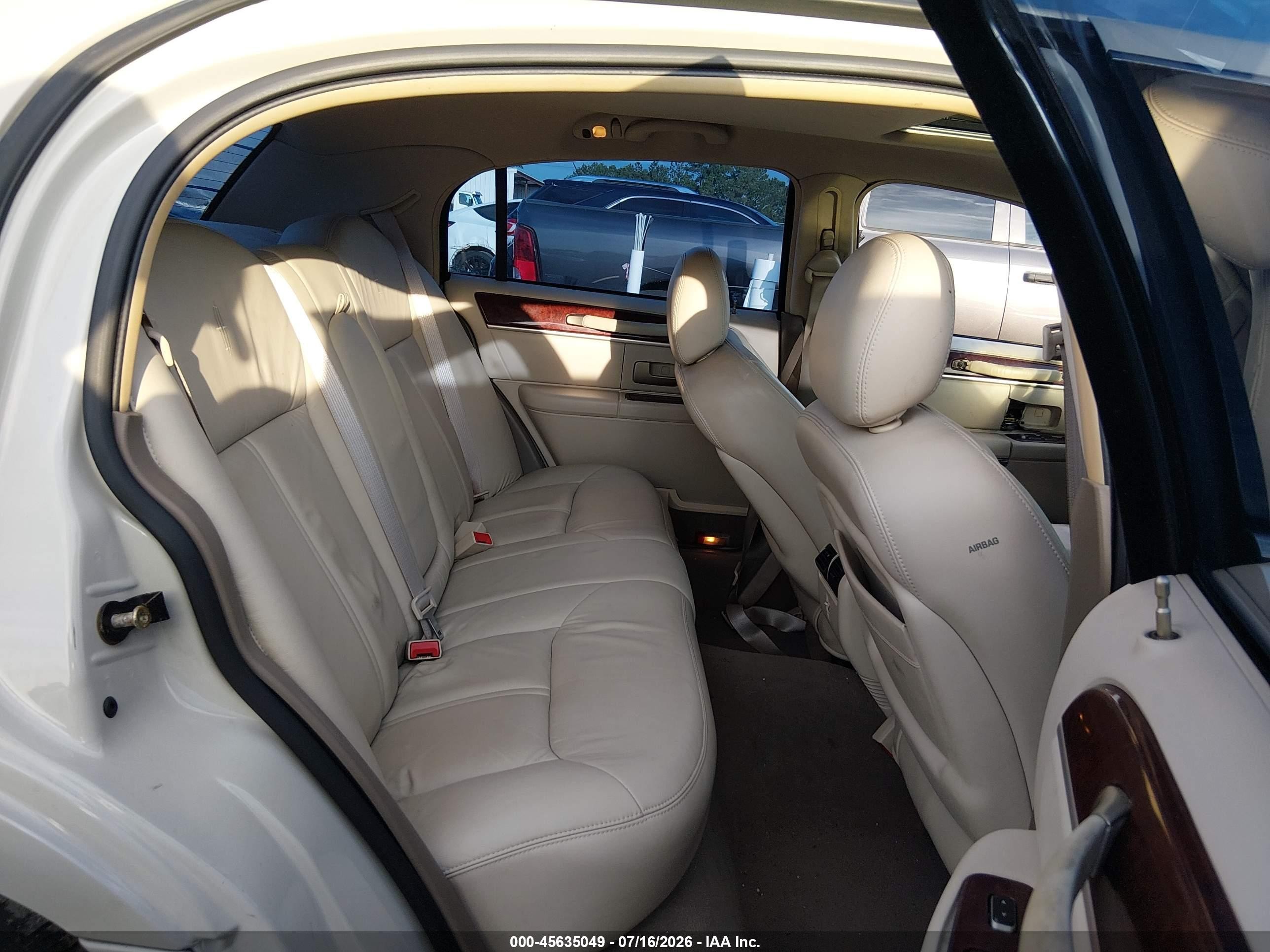 2004 Lincoln Town Car Ultimate Tan vin: 1LNHM83W54Y645042