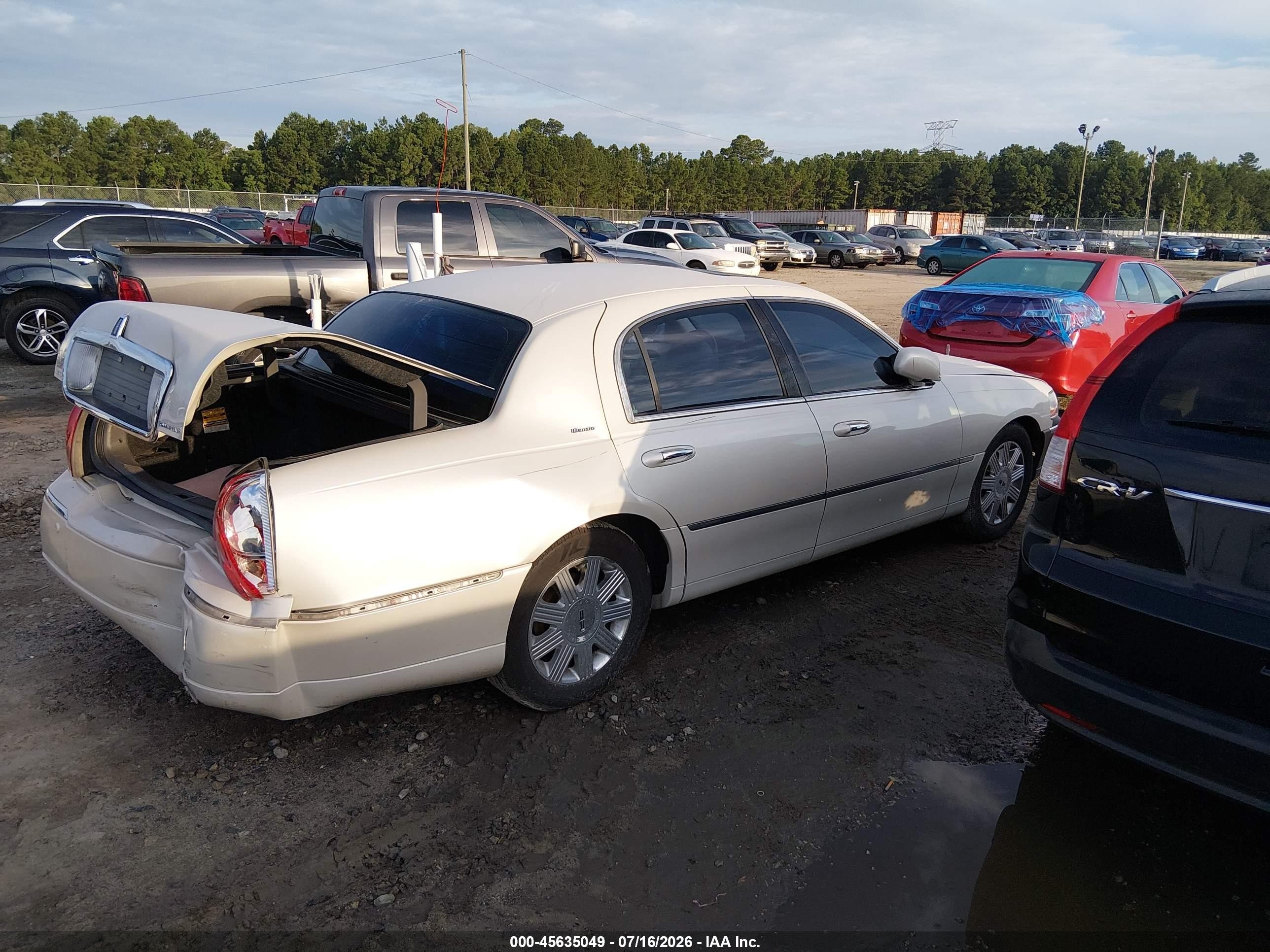 2004 Lincoln Town Car Ultimate Tan vin: 1LNHM83W54Y645042
