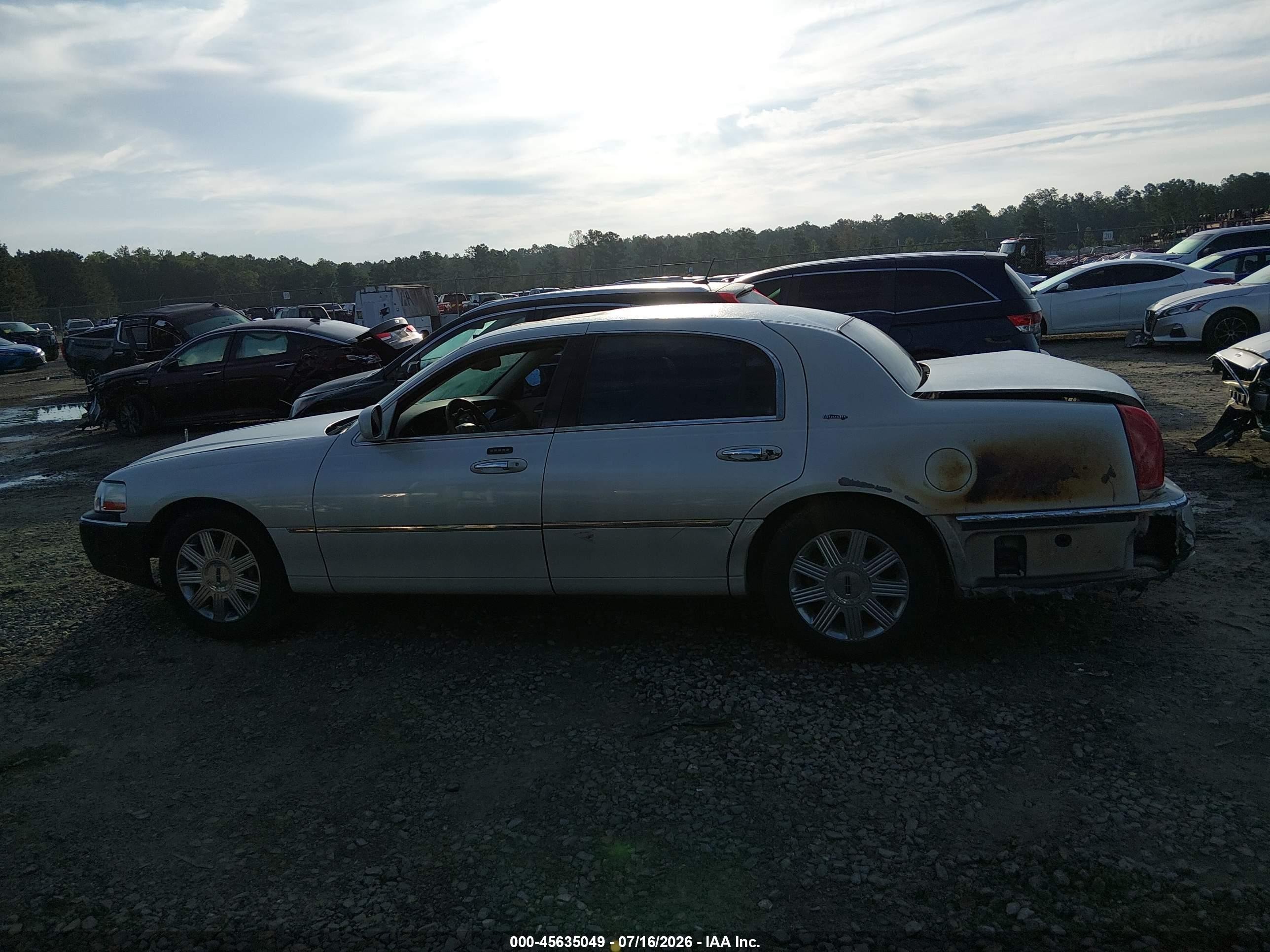 2004 Lincoln Town Car Ultimate Tan vin: 1LNHM83W54Y645042