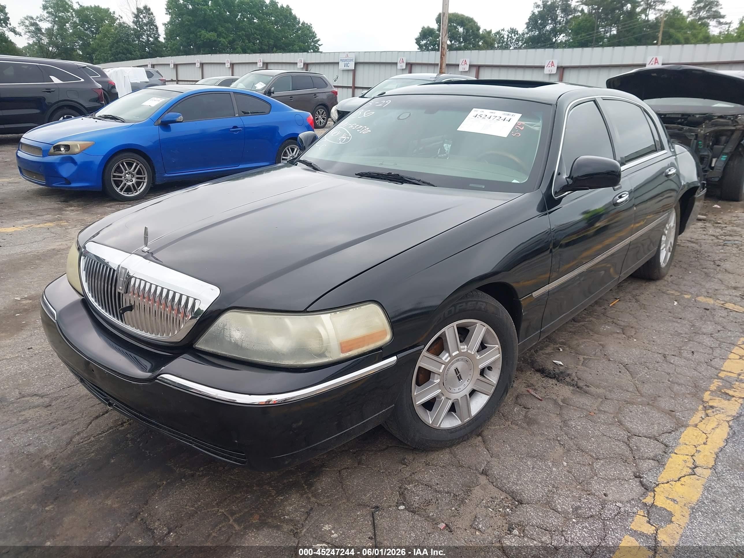 2004 Lincoln Town Car Ultimate Black vin: 1LNHM83W54Y657580