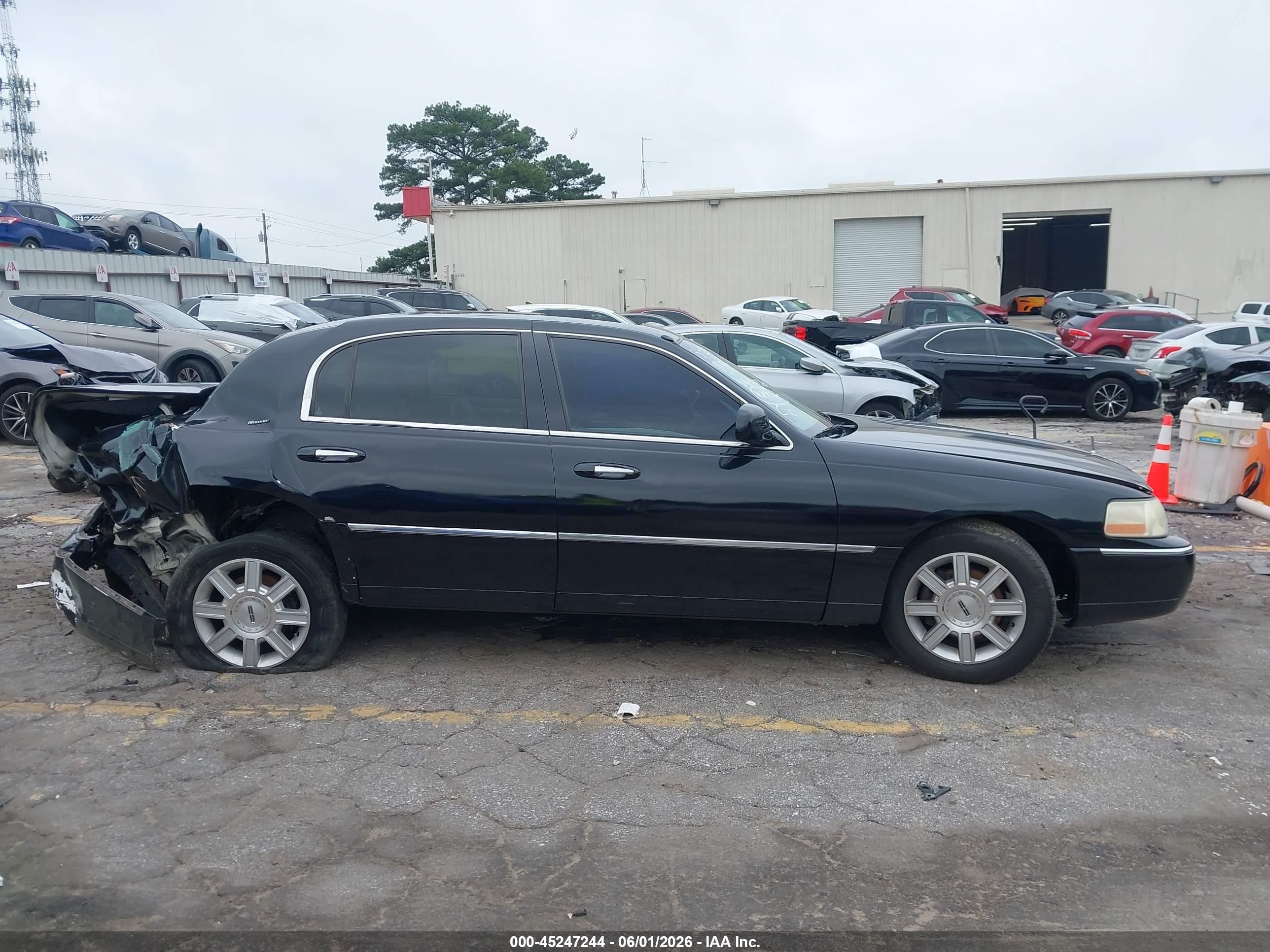 2004 Lincoln Town Car Ultimate Black vin: 1LNHM83W54Y657580