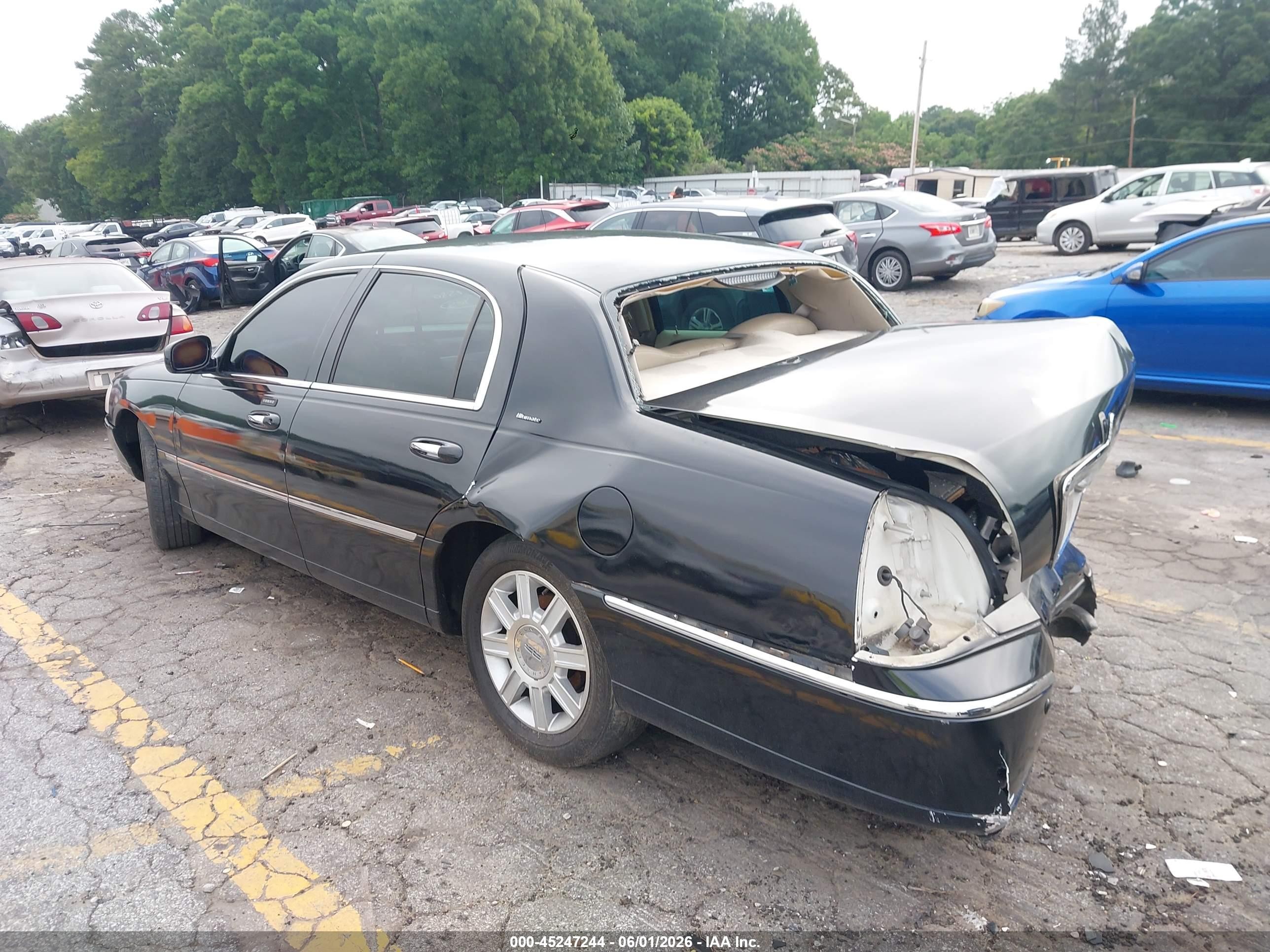 2004 Lincoln Town Car Ultimate Black vin: 1LNHM83W54Y657580