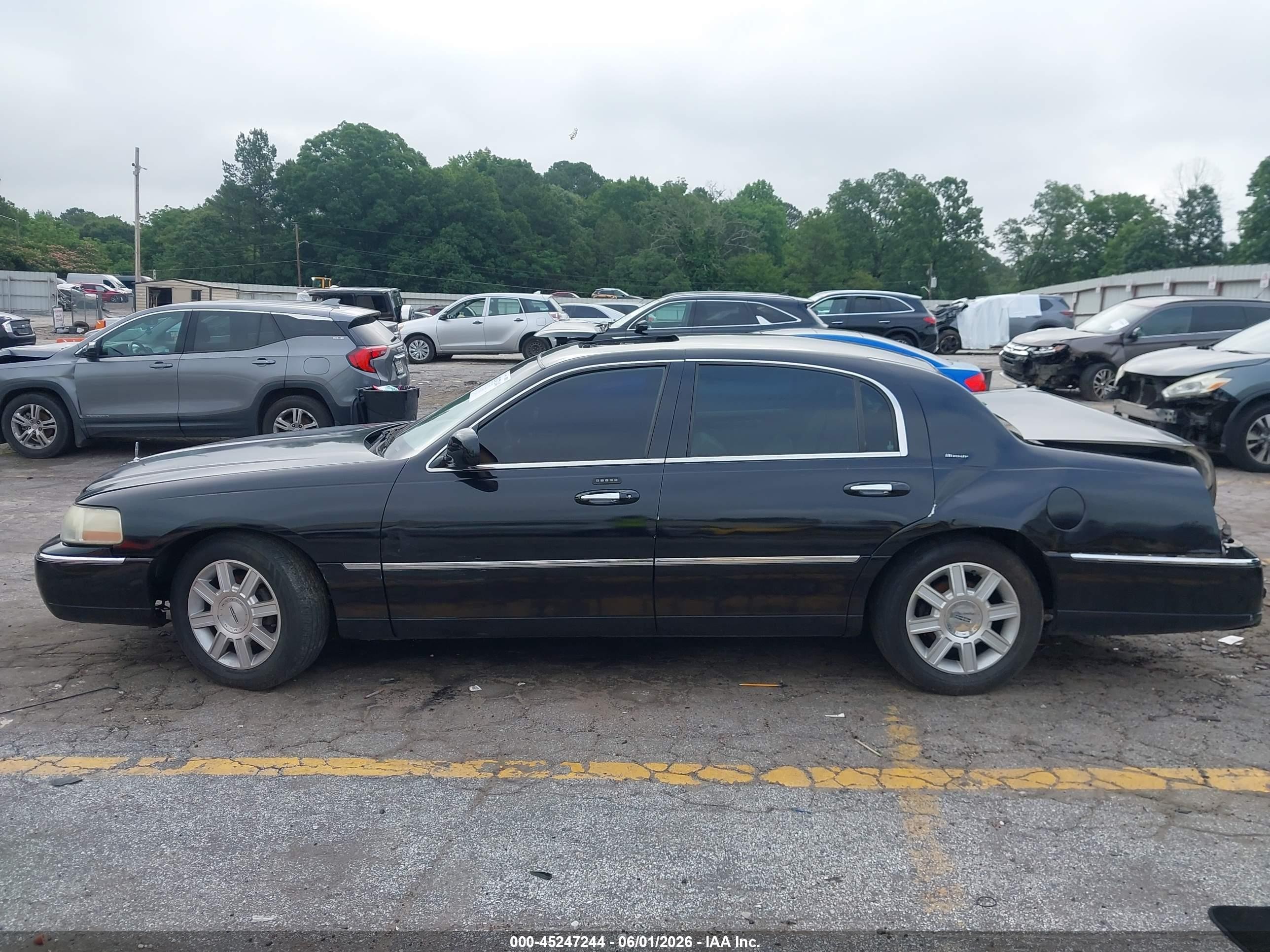 2004 Lincoln Town Car Ultimate Black vin: 1LNHM83W54Y657580