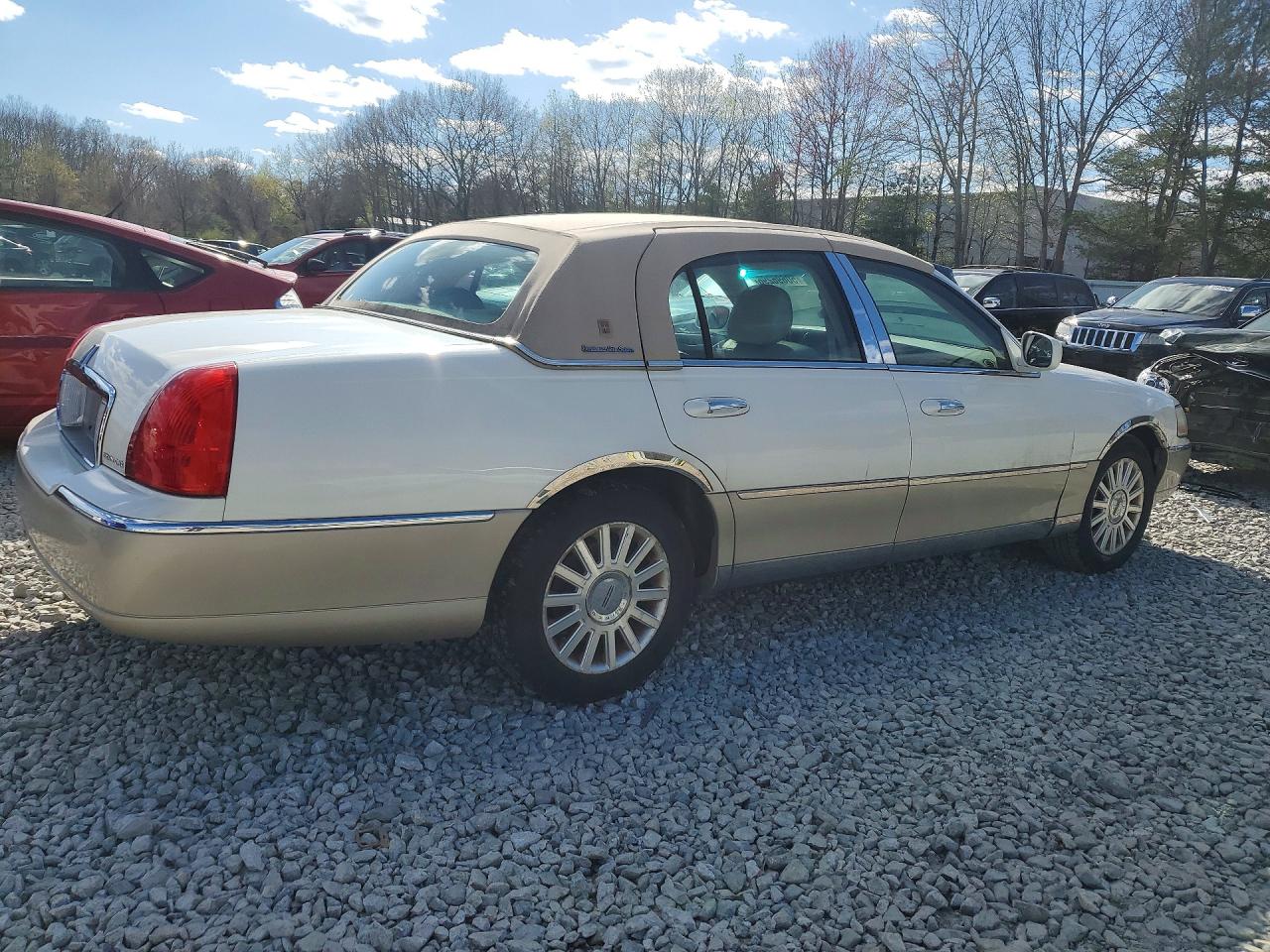 2006 Lincoln Town Car Two Tone vin: 1LNHM83W56Y635906
