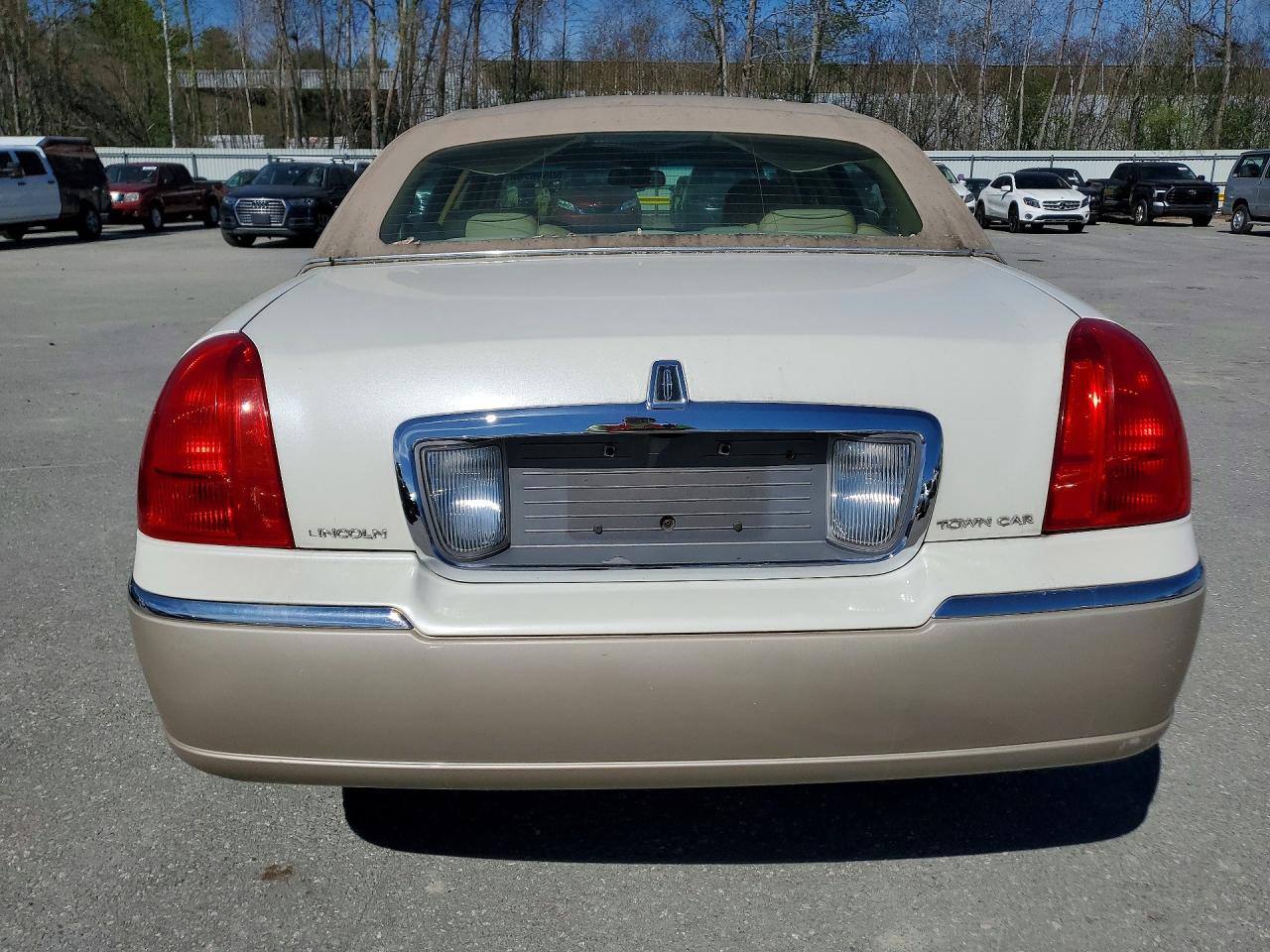 2006 Lincoln Town Car Two Tone vin: 1LNHM83W56Y635906
