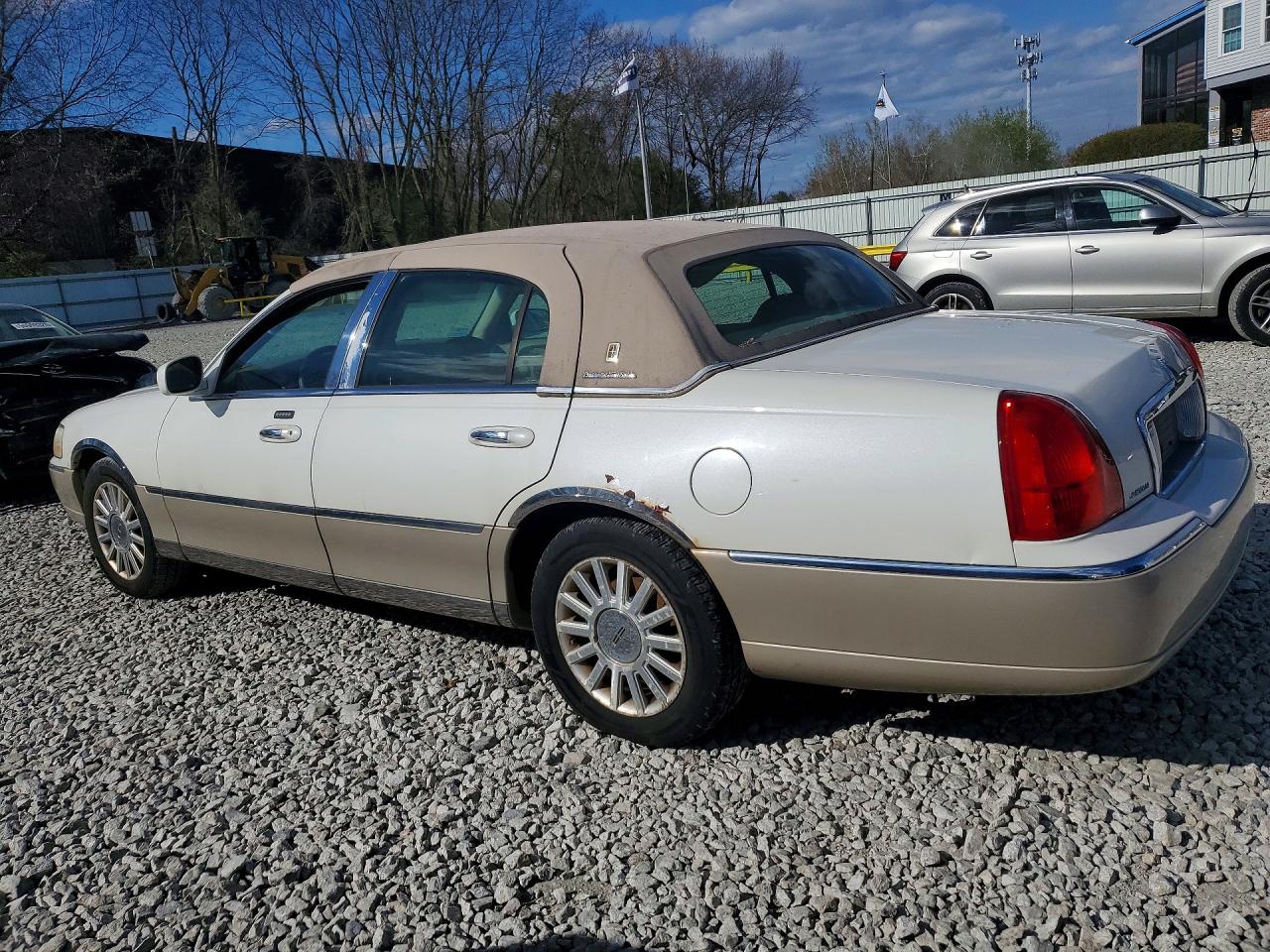 2006 Lincoln Town Car Two Tone vin: 1LNHM83W56Y635906