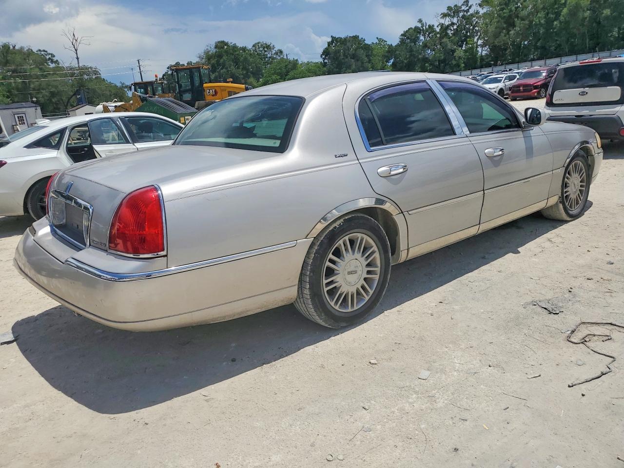 2006 Lincoln Town Car Designer Silver vin: 1LNHM83W56Y648140