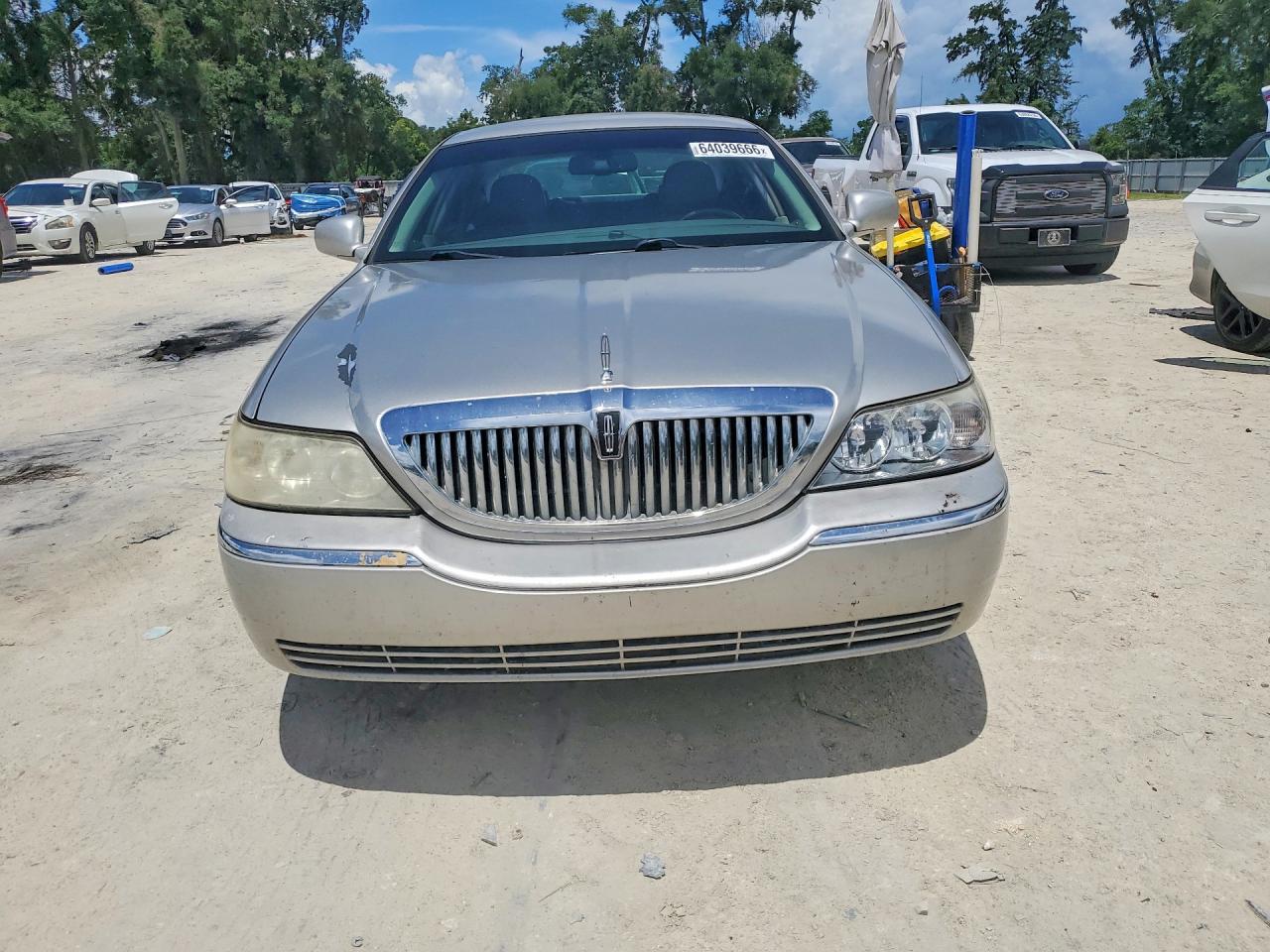 2006 Lincoln Town Car Designer Silver vin: 1LNHM83W56Y648140