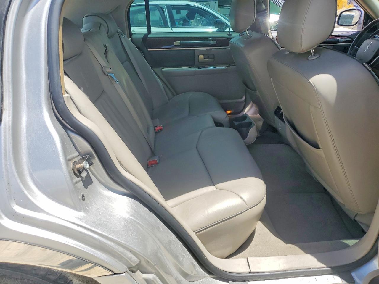 2006 Lincoln Town Car Designer Silver vin: 1LNHM83W56Y648140