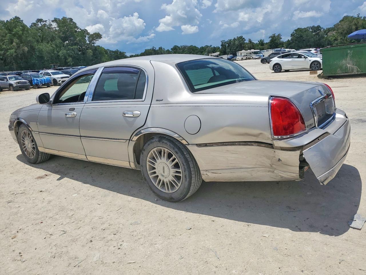 2006 Lincoln Town Car Designer Silver vin: 1LNHM83W56Y648140