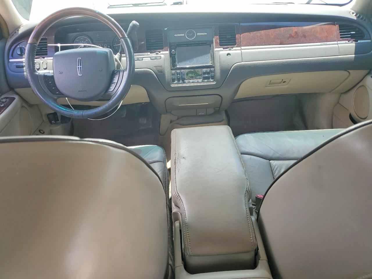 2006 Lincoln Town Car Designer Silver vin: 1LNHM83W56Y648140