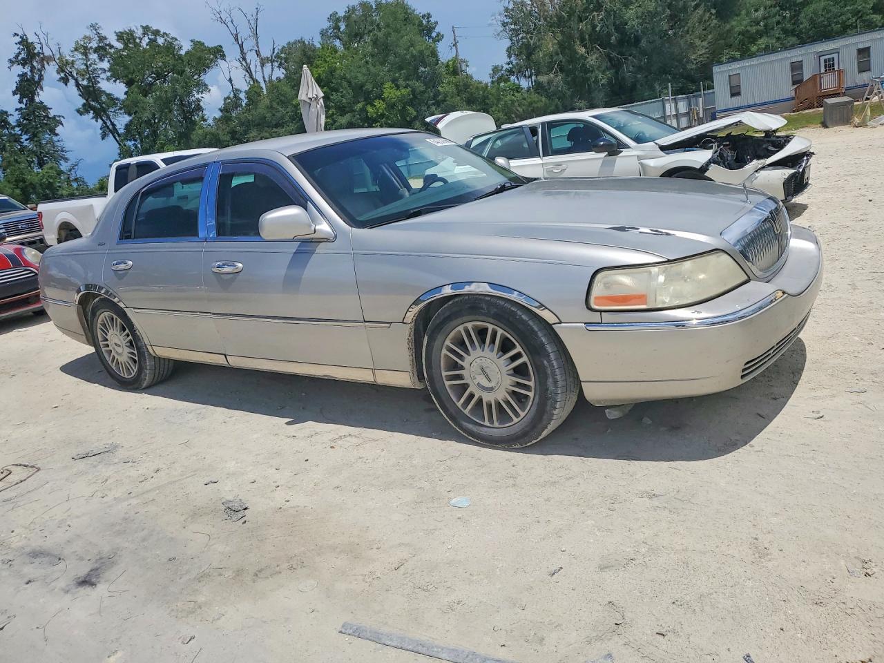 2006 Lincoln Town Car Designer Silver vin: 1LNHM83W56Y648140
