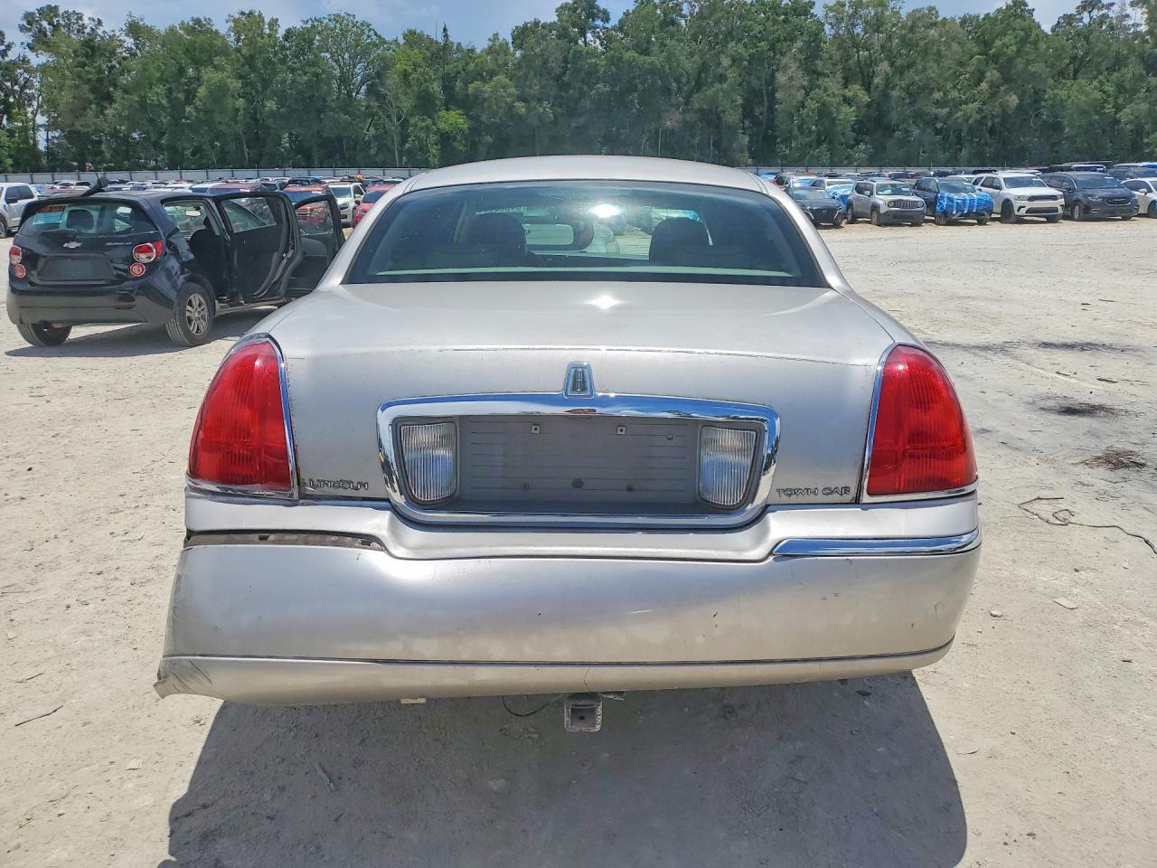 2006 Lincoln Town Car Designer Silver vin: 1LNHM83W56Y648140