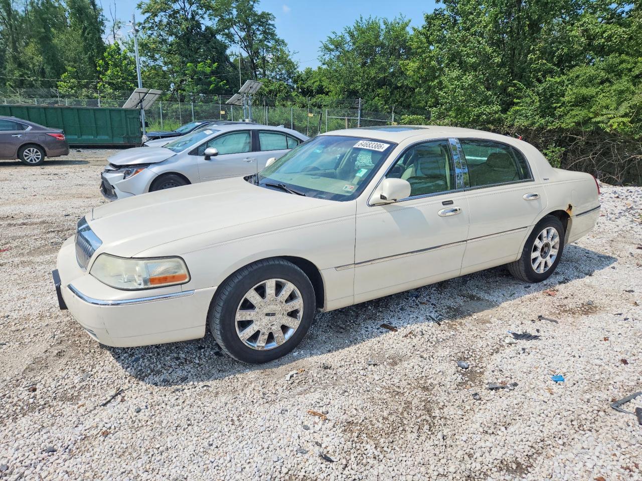 2007 Lincoln Town Car Designer White vin: 1LNHM83W57Y613776