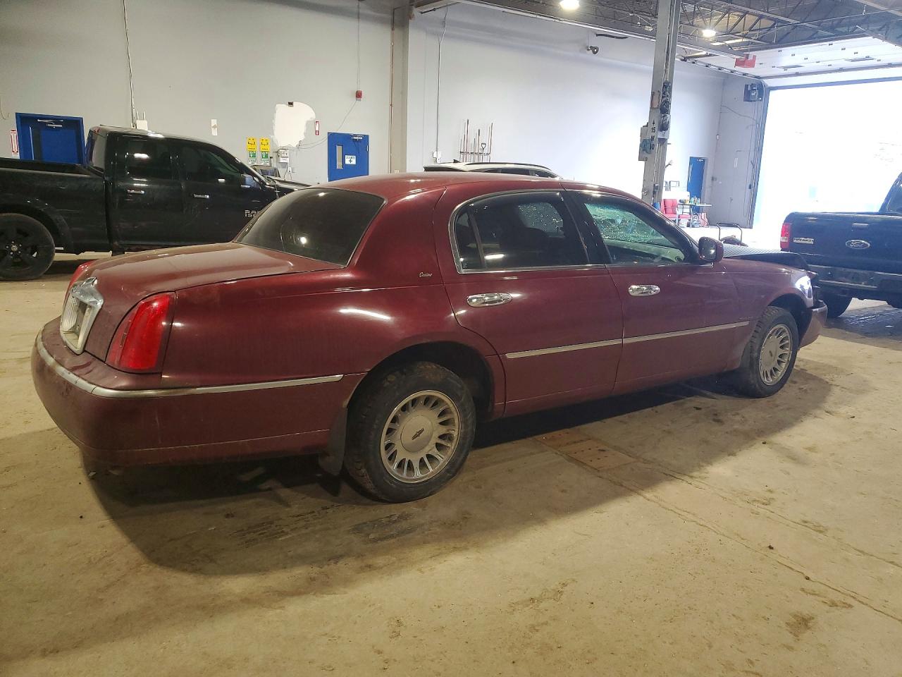 1999 Lincoln Town Car Cartier Two Tone vin: 1LNHM83W5XY680023