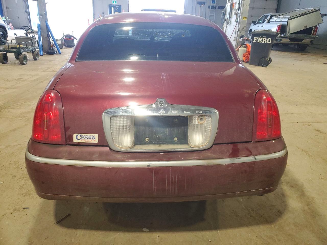 1999 Lincoln Town Car Cartier Two Tone vin: 1LNHM83W5XY680023