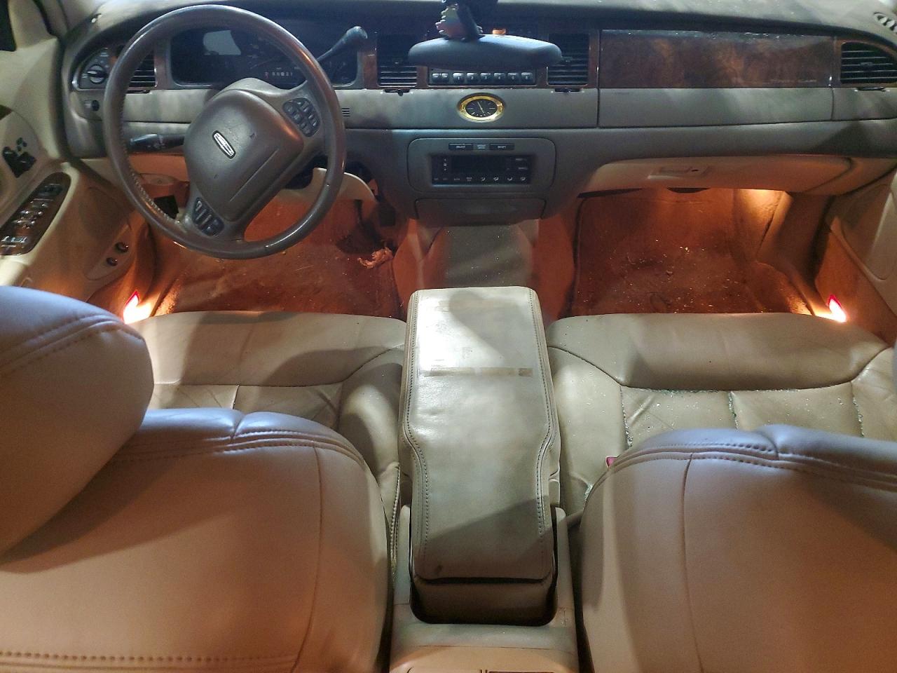 1999 Lincoln Town Car Cartier Two Tone vin: 1LNHM83W5XY680023