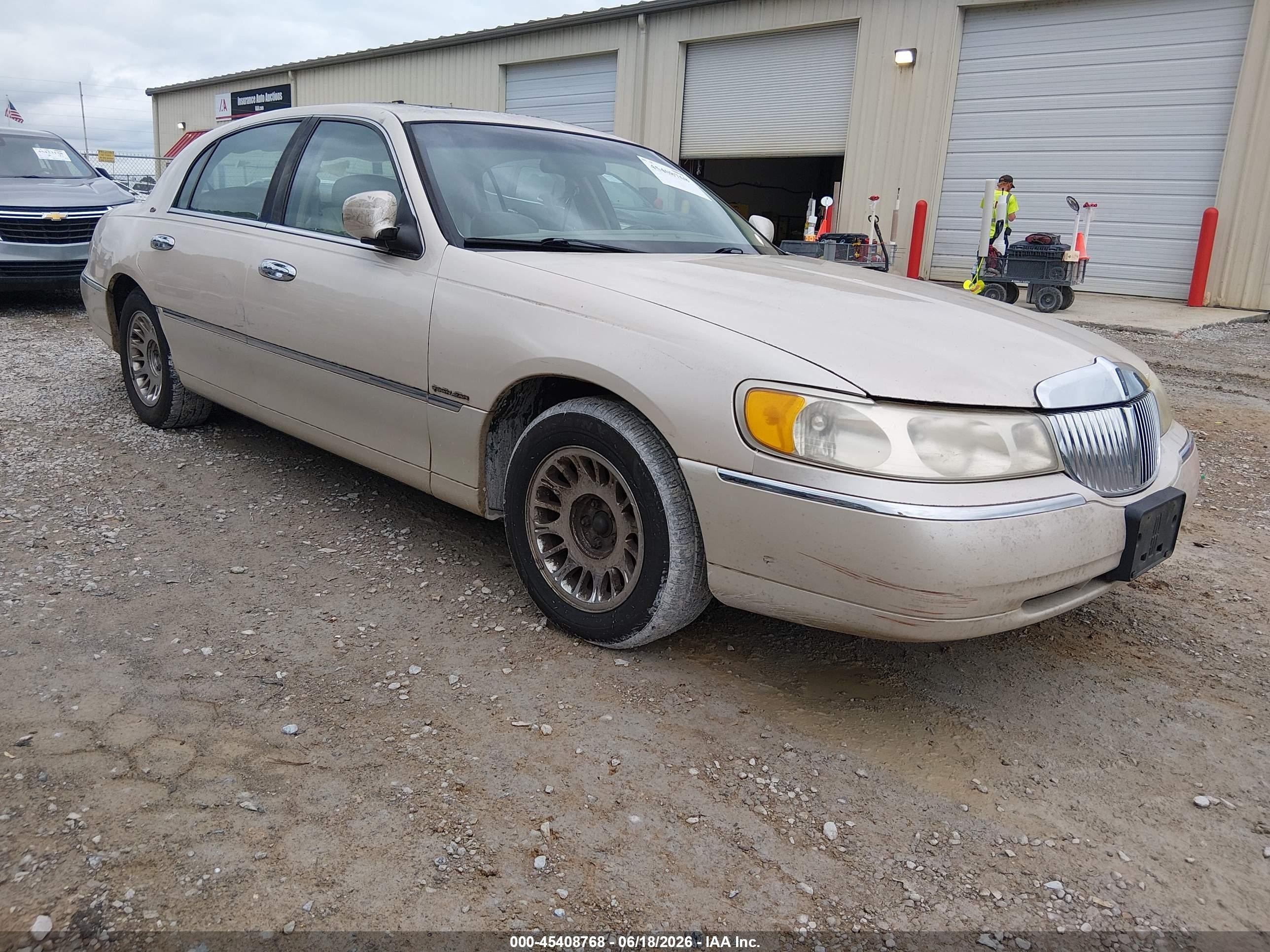 2000 Lincoln Town Car Cartier White vin: 1LNHM83W5YY763355