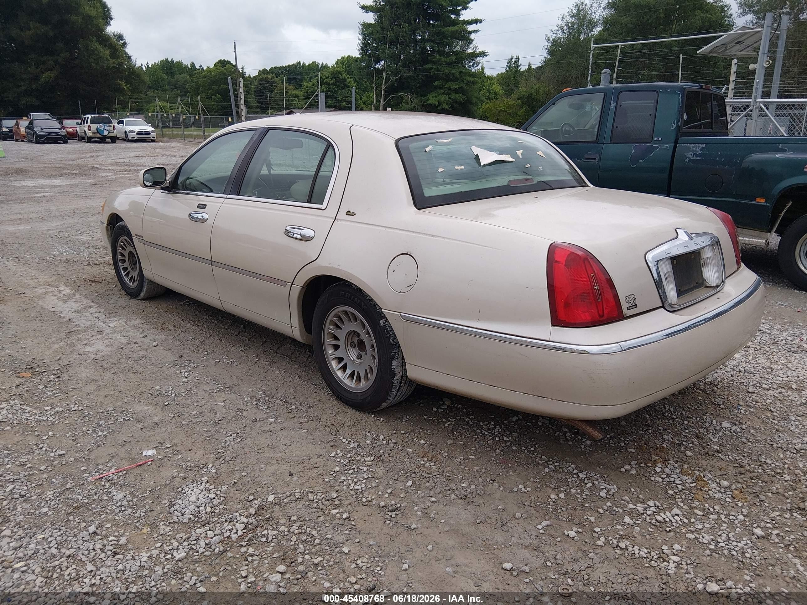 2000 Lincoln Town Car Cartier White vin: 1LNHM83W5YY763355