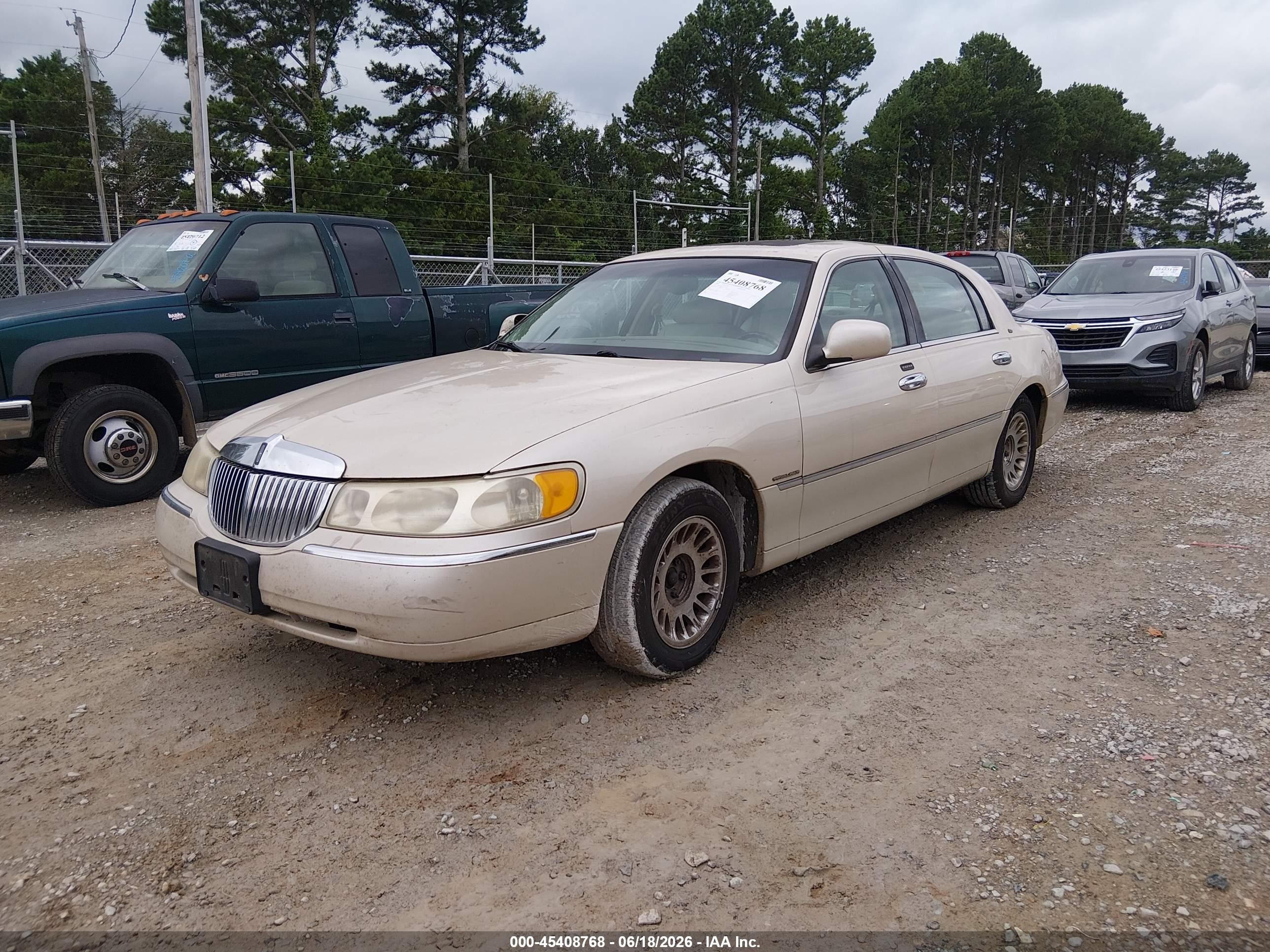 2000 Lincoln Town Car Cartier White vin: 1LNHM83W5YY763355
