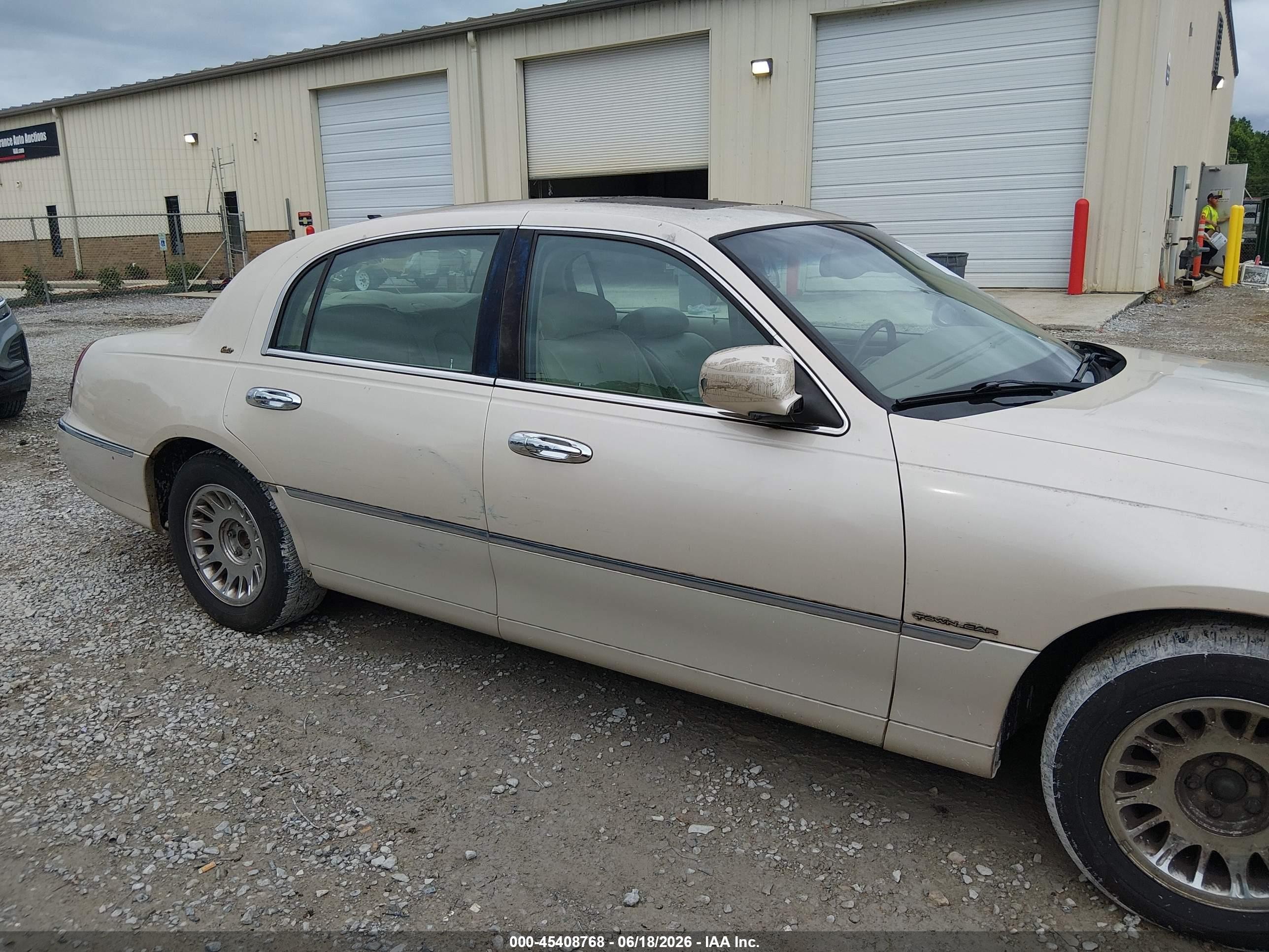 2000 Lincoln Town Car Cartier White vin: 1LNHM83W5YY763355