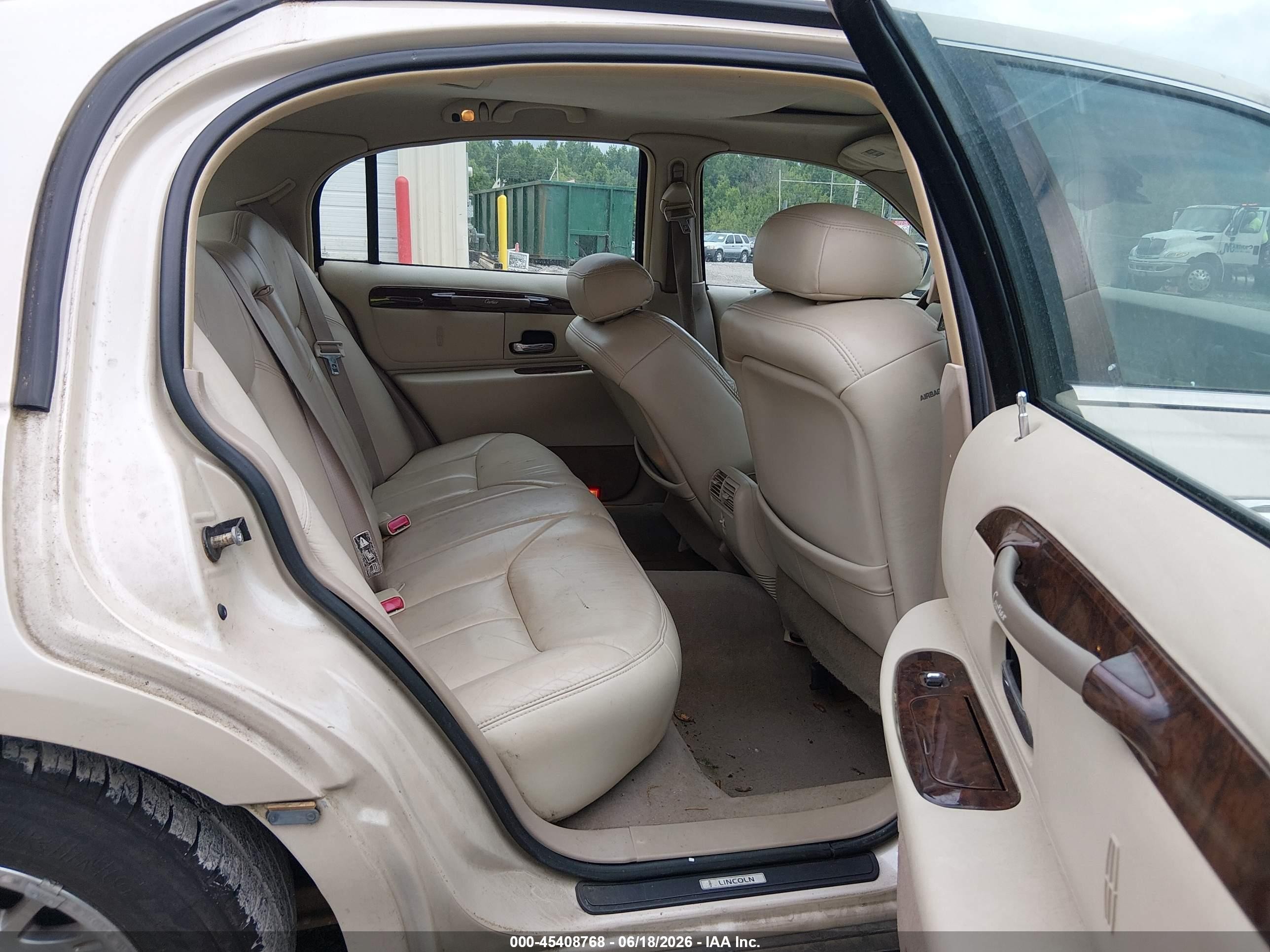 2000 Lincoln Town Car Cartier White vin: 1LNHM83W5YY763355