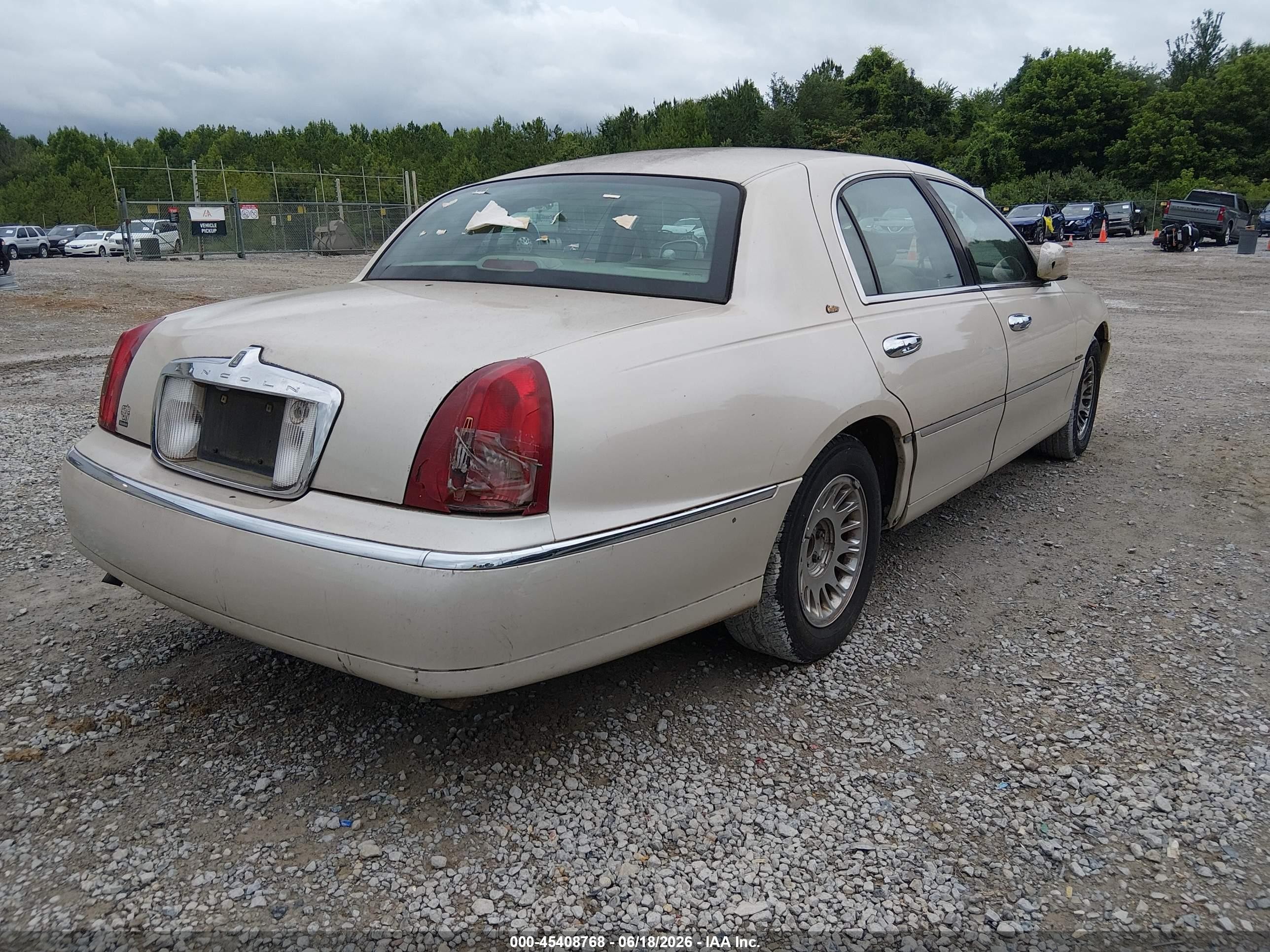 2000 Lincoln Town Car Cartier White vin: 1LNHM83W5YY763355