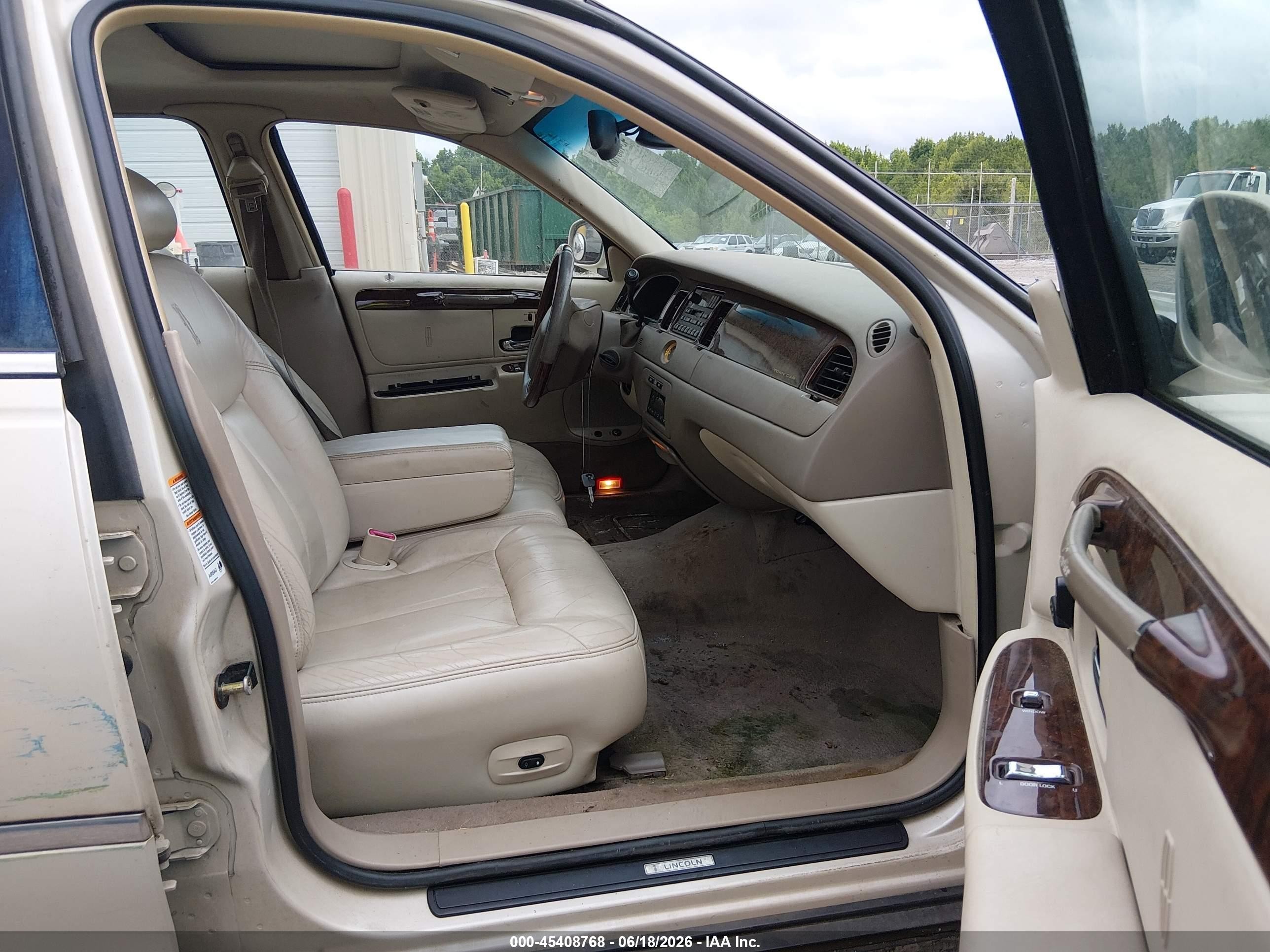 2000 Lincoln Town Car Cartier White vin: 1LNHM83W5YY763355