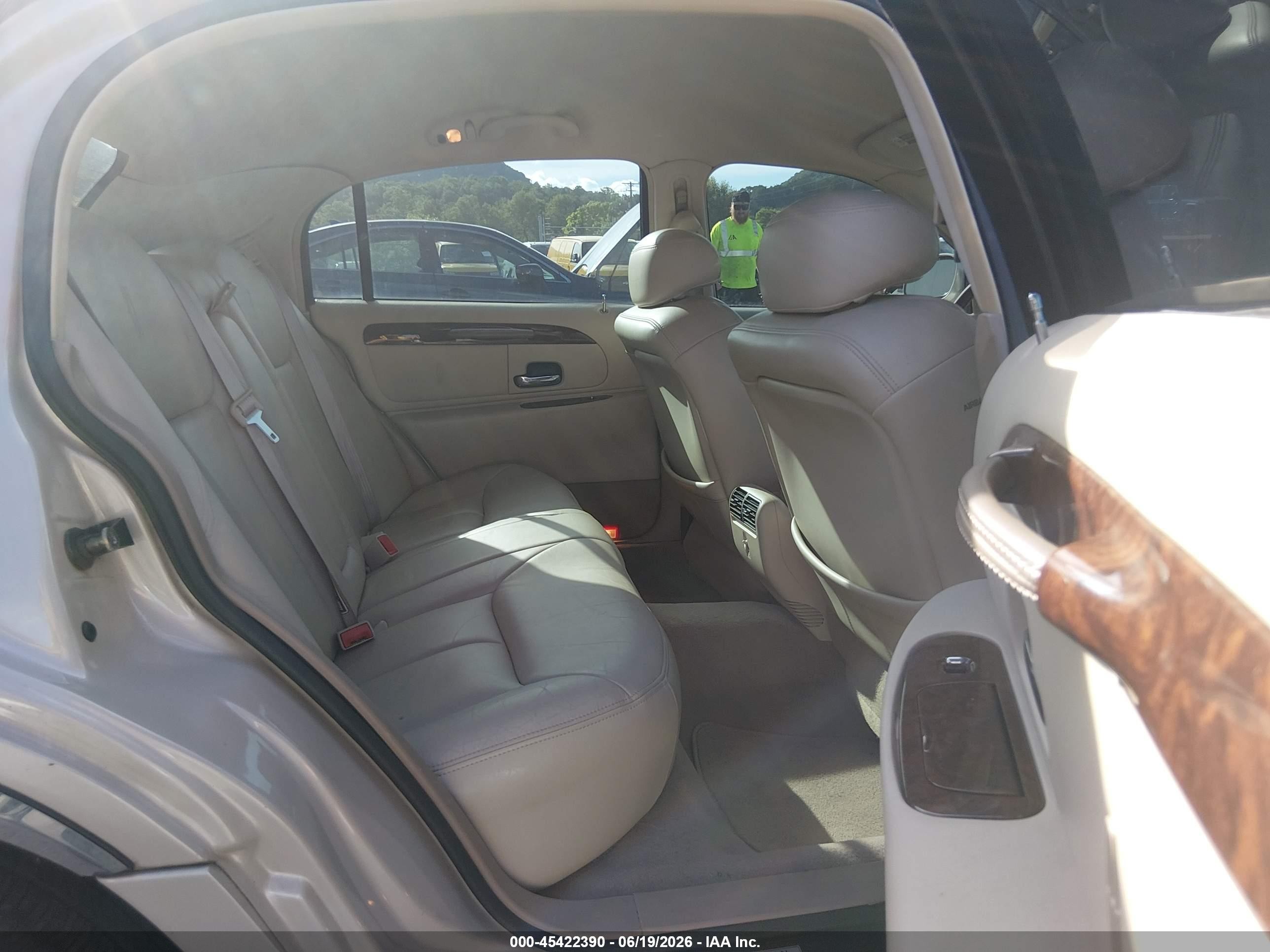 2001 Lincoln Town Car Cartier Кремовый vin: 1LNHM83W61Y700335